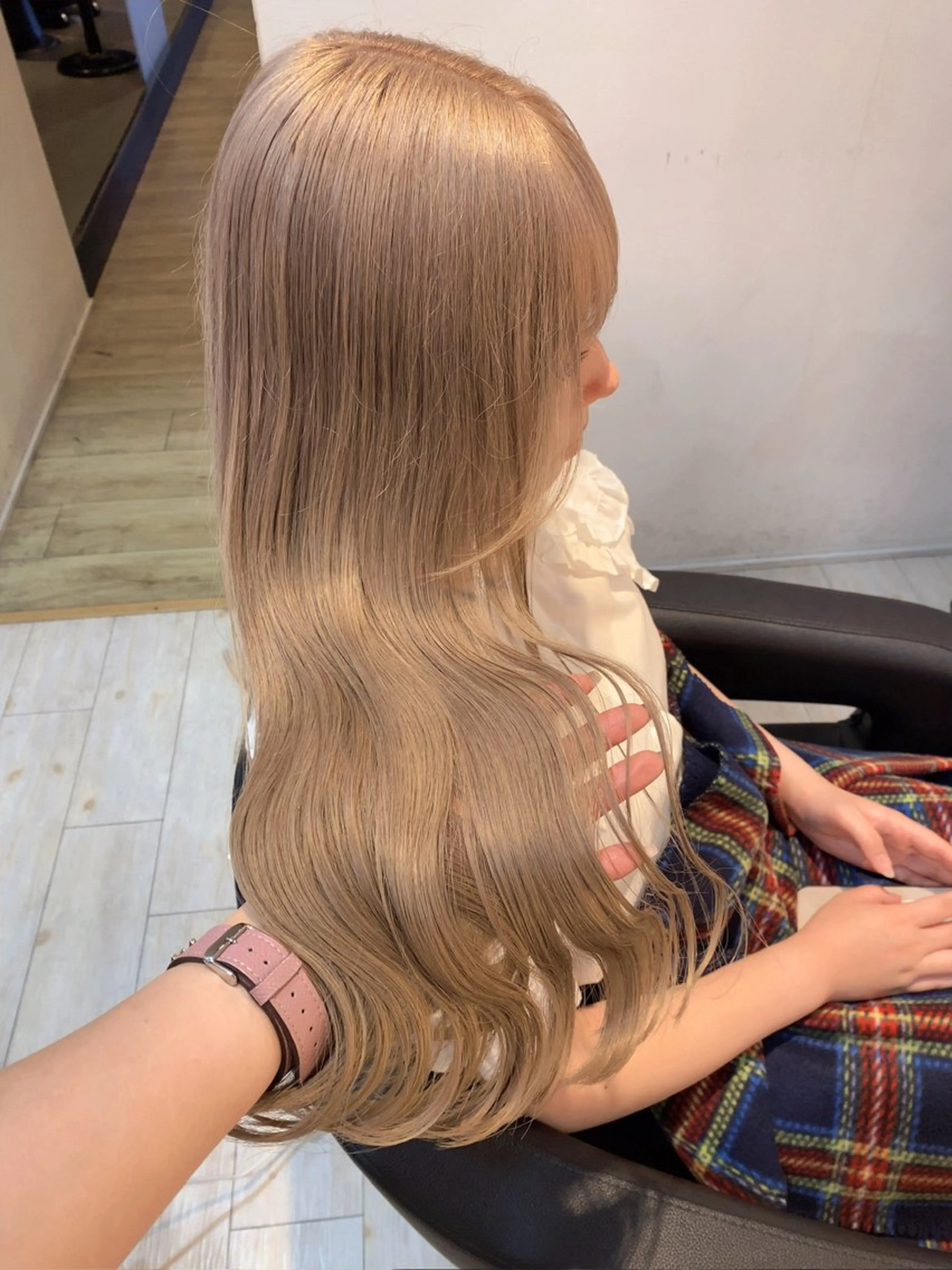 ロング カラー ベージュカラー ミルクティーベージュ カット ヘアカラー トリートメント ブリーチ/髪質改善/ ハイトーン/暖色のヘアスタイル