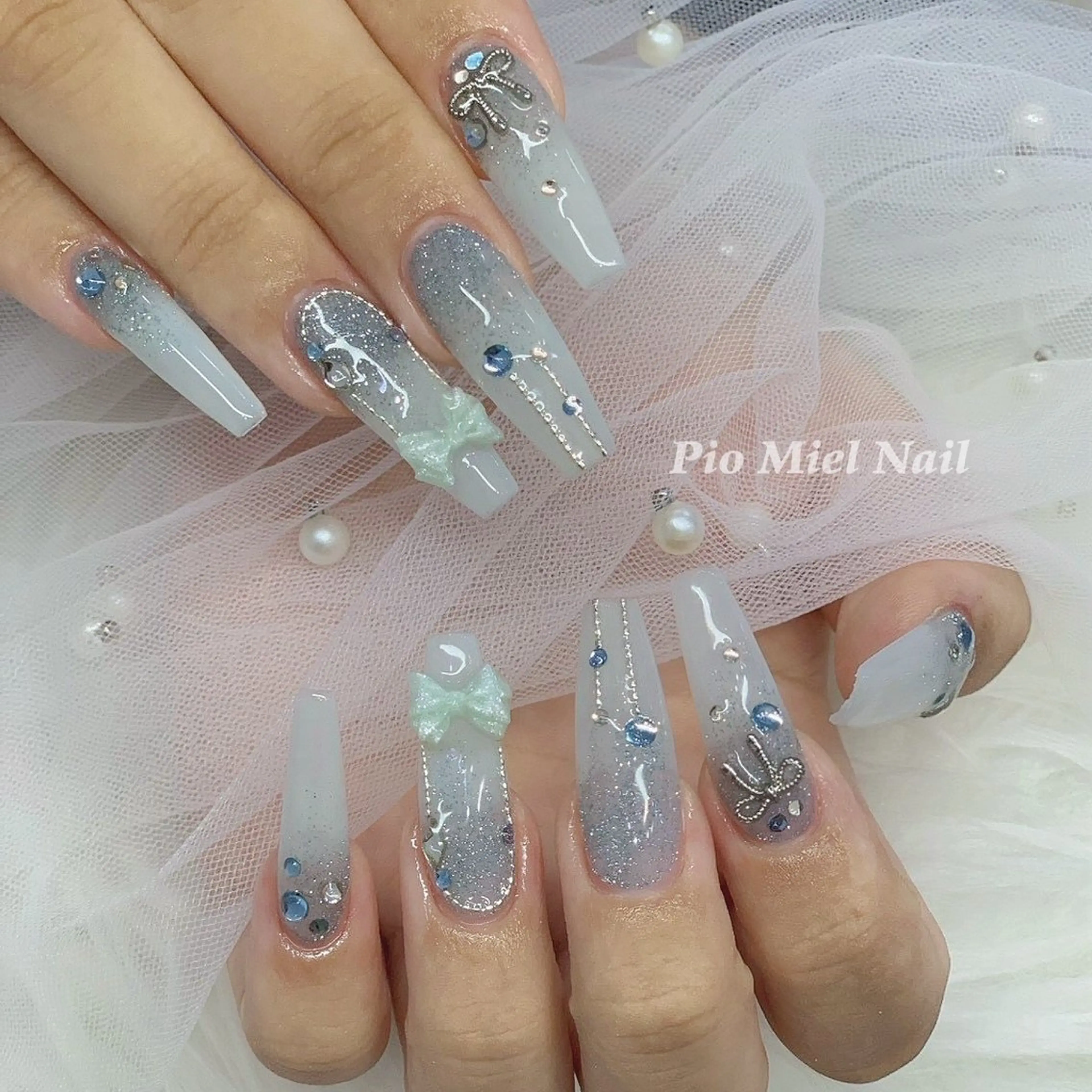 ネイル グラデーション ロングネイル リボン シルバー 冬ネイル ハンドネイル momo 長さだしのネイルデザイン