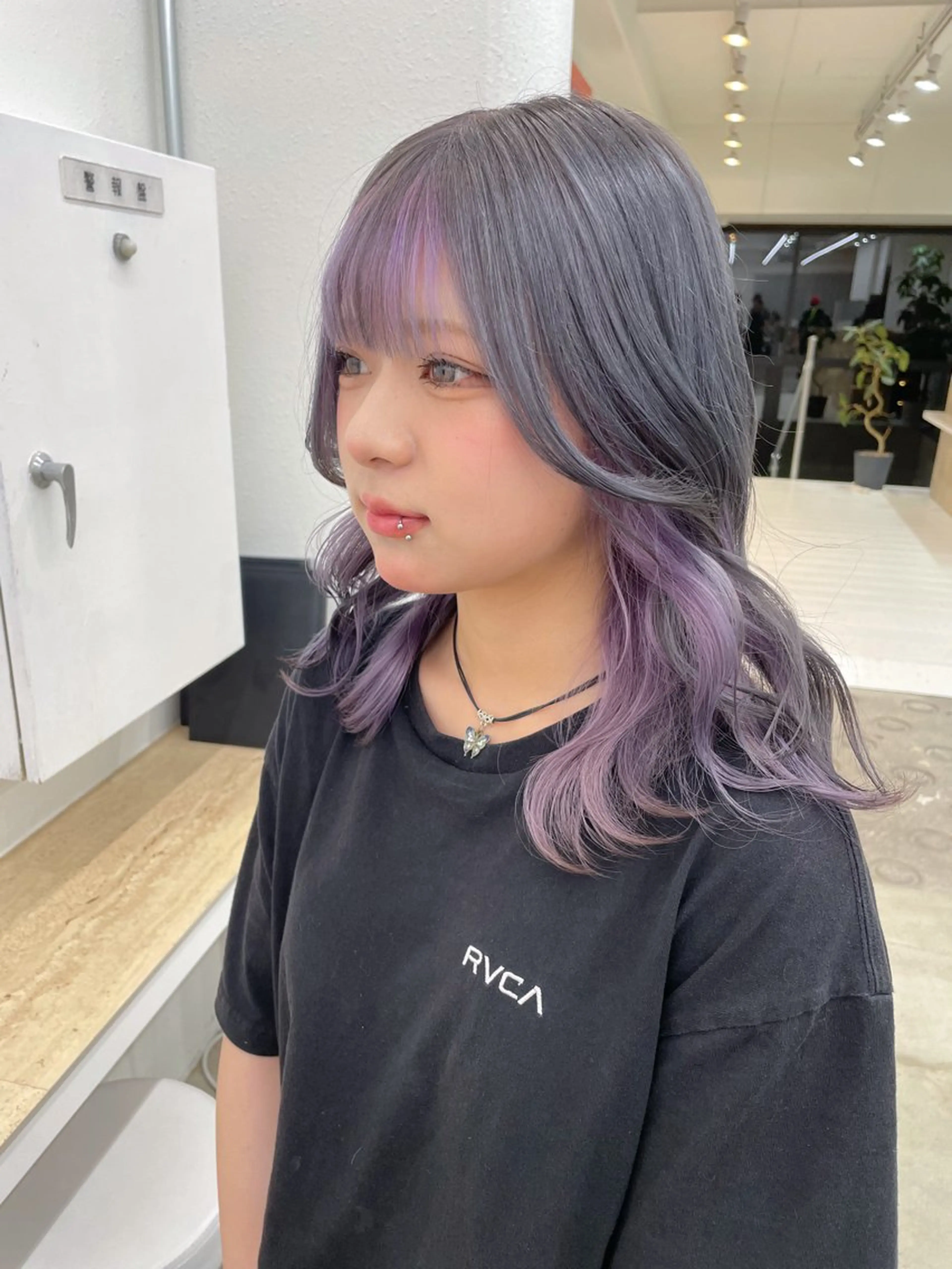 ミディアム カラー ブリーチ ケアブリーチ デザインカラー インナーカラー ラベンダーカラー ヘアカラー トリートメント ハイトーン/レイヤー /ケアブリーチ石川治のヘアスタイル