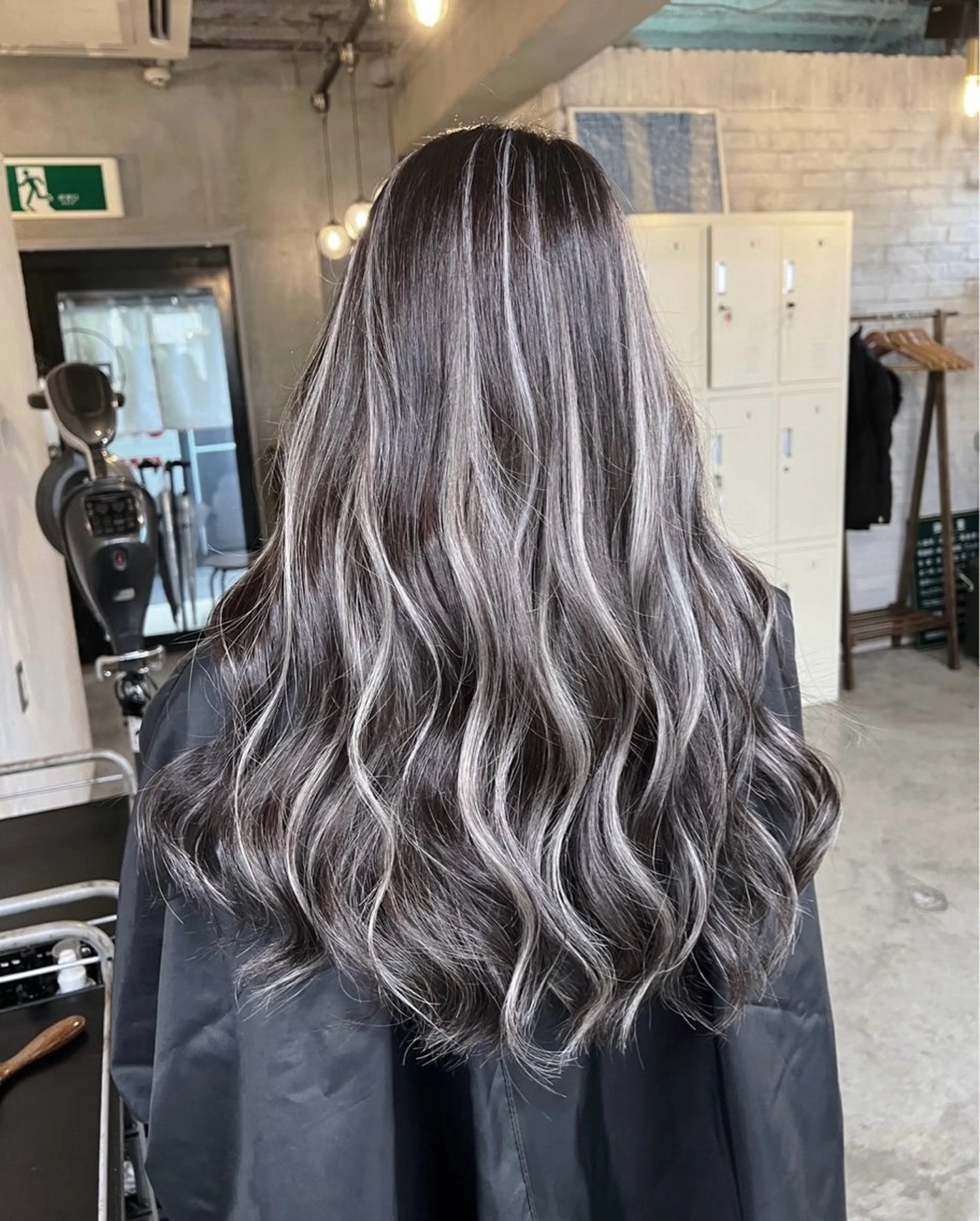 ロング カラー ダークグレー ダークグレージュ グレージュ ハイライトカラー ハイライト ヘアカラー トリートメント ROBIN所属・指名数No.1 /NAOYAのヘアスタイル