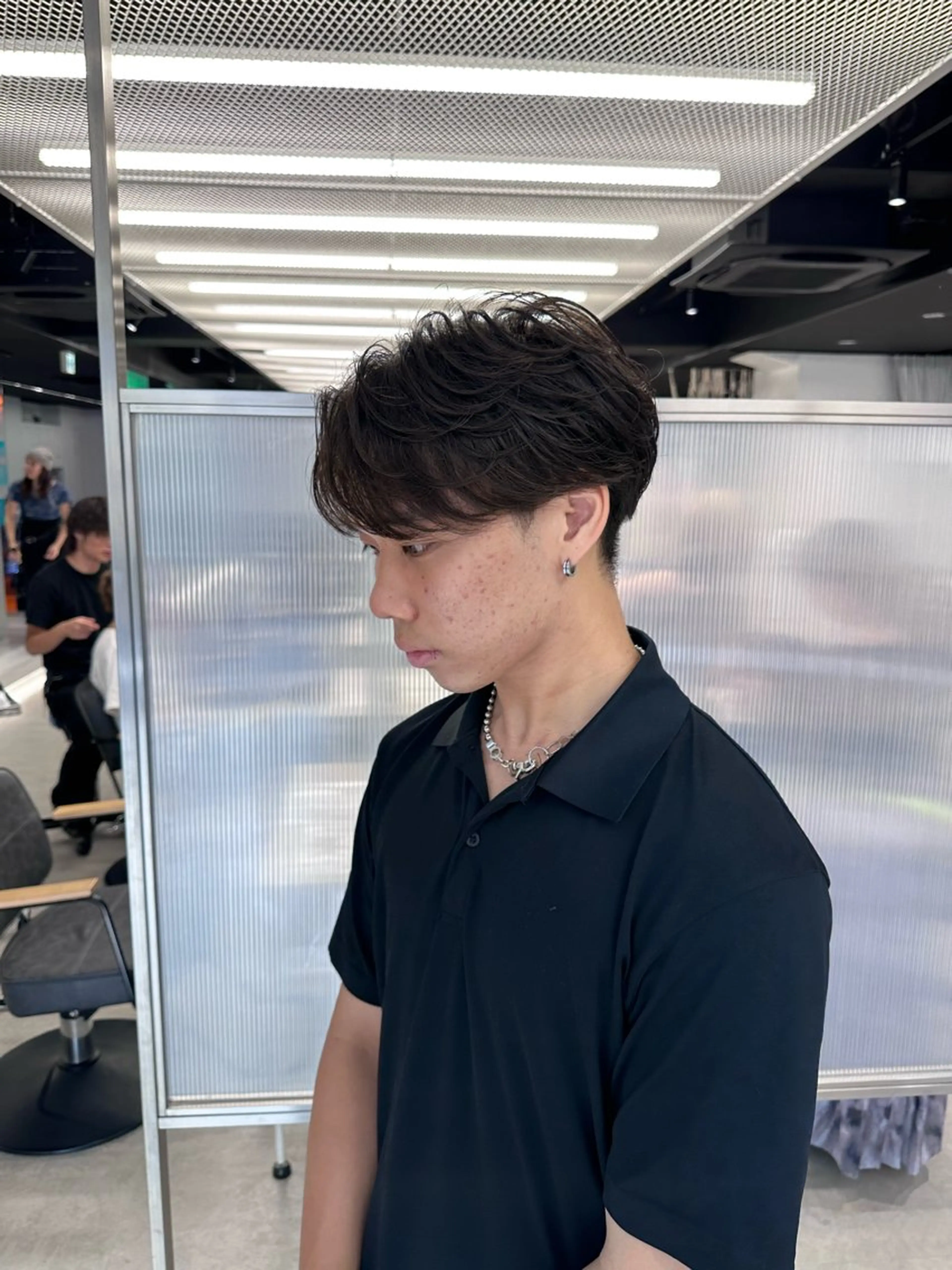 ショート パーマ メンズ センターパート カルマパーマ メンズパーマ 波巻きパーマ ニュアンスパーマ カット パーマ カラーモデル⚡️ REONのヘアスタイル