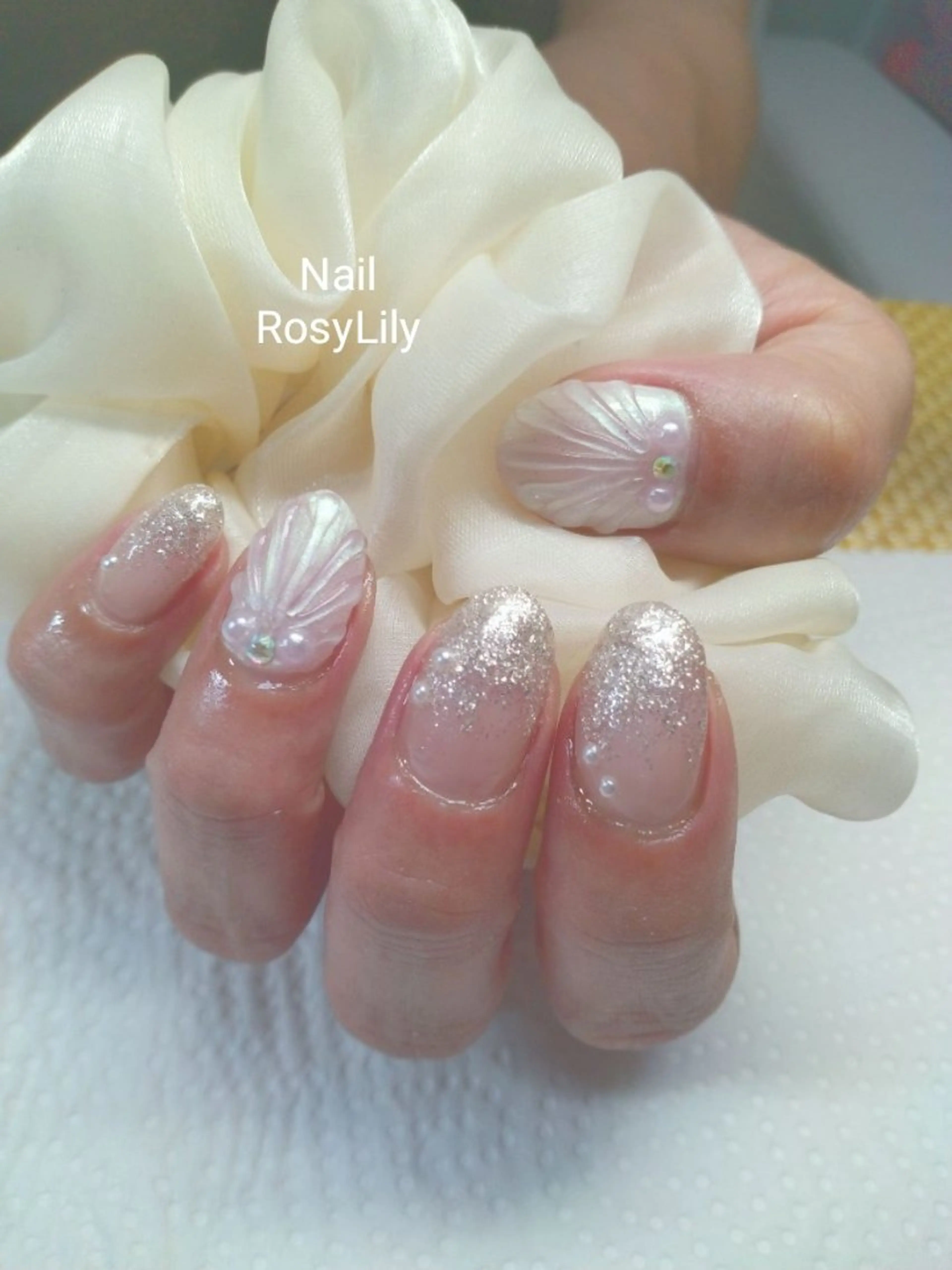 ネイル オーロラネイル シルバー ホワイト ハンドネイル プライベートサロン RosyLily所属・プライベートサロン Rosy Lilyのネイルデザイン