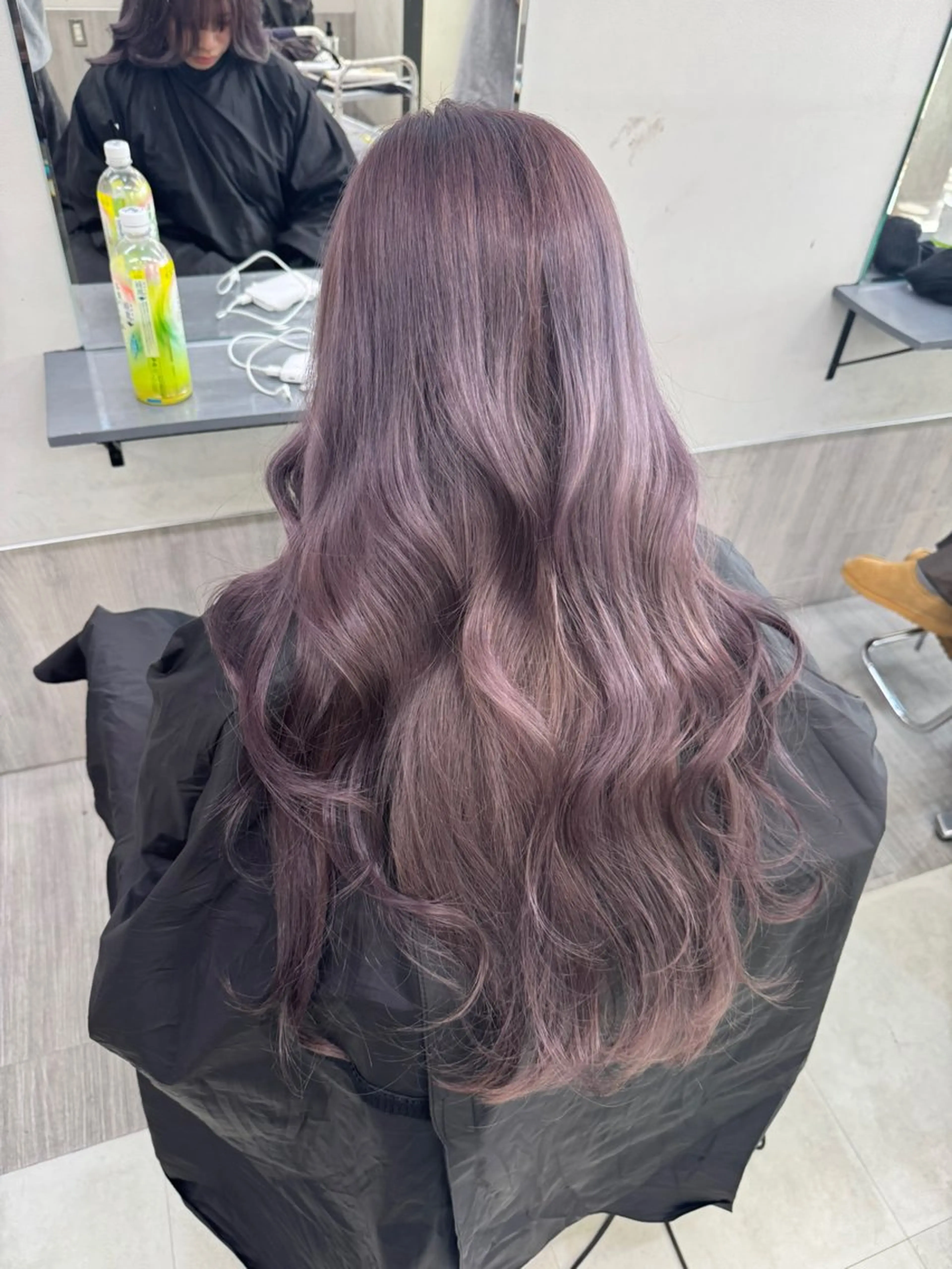 ロング 赤みなしオリーブ ハイトーン×レイヤーのヘアスタイル