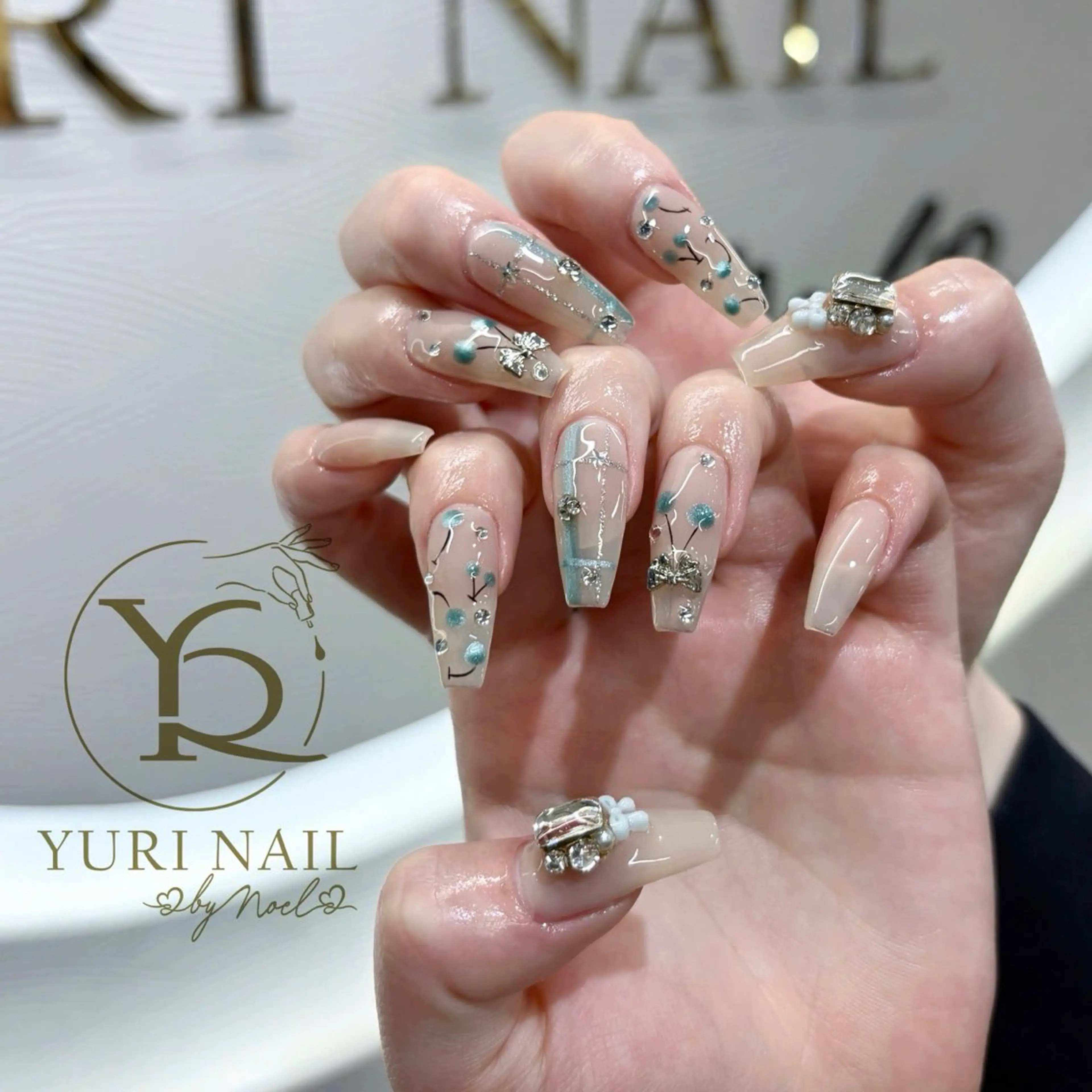 ネイル オーロラネイル ブルー チークネイル フレンチネイル キラキラネイル ハンドネイル フットネイル ハンドケア YURI Nail Narita所属・YURI Nail NARITAのネイルデザイン