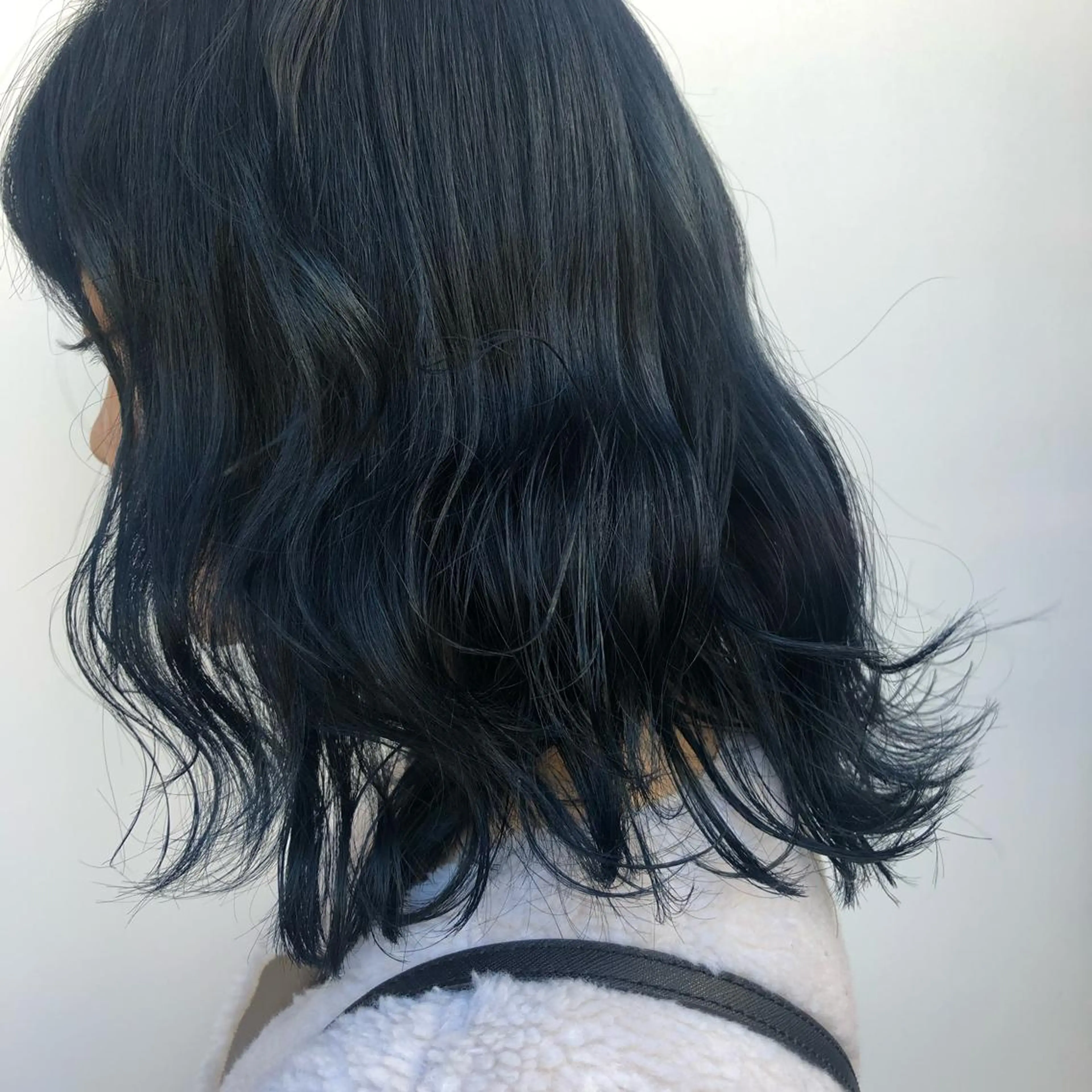 ミディアム カラー ブリーチ ネイビーカラー 古屋 花織のヘアスタイル