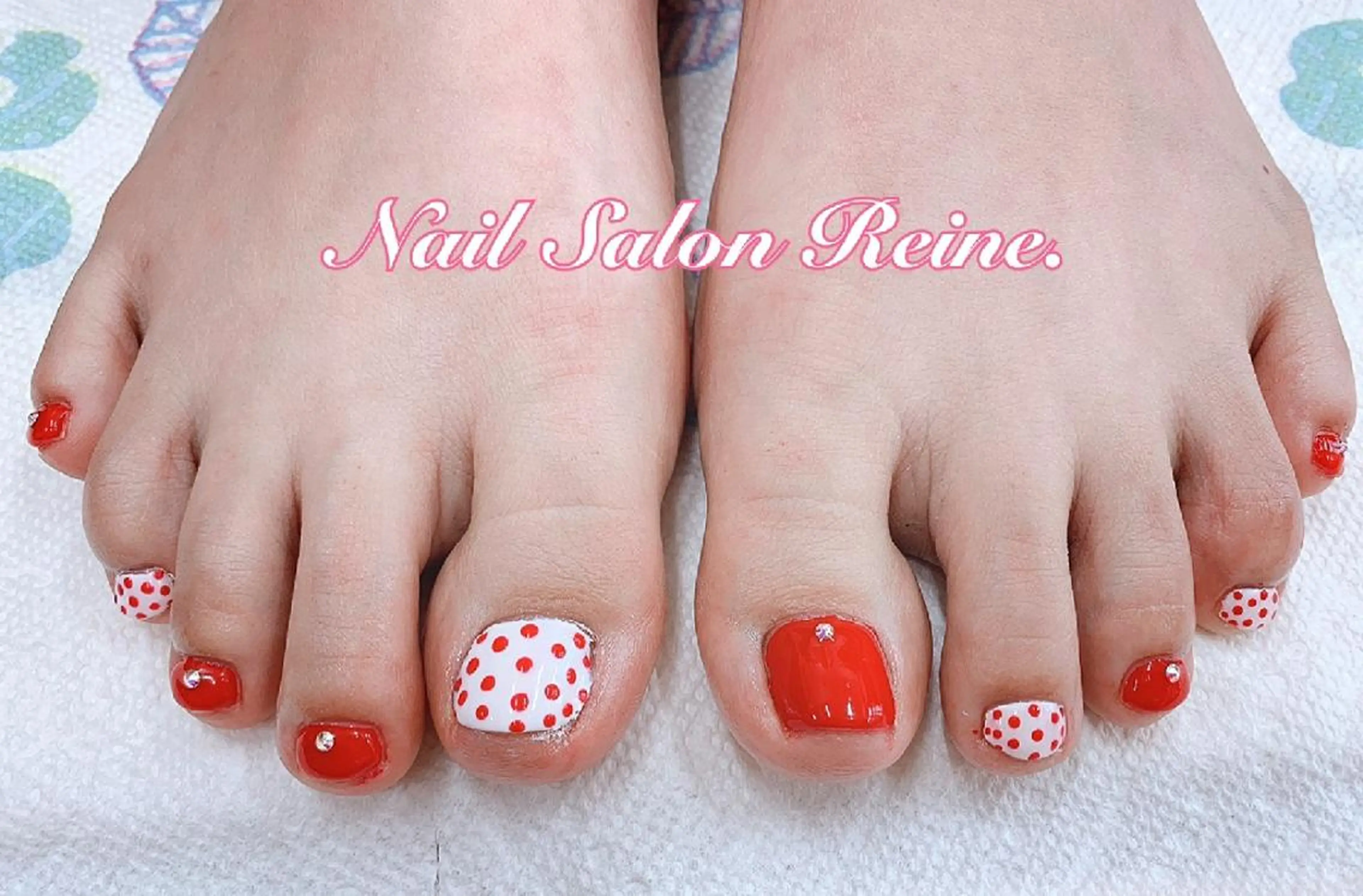 ネイル ドット フットネイル 赤色 Nailsalon Reine所属・玉栄 伶奈のネイルデザイン