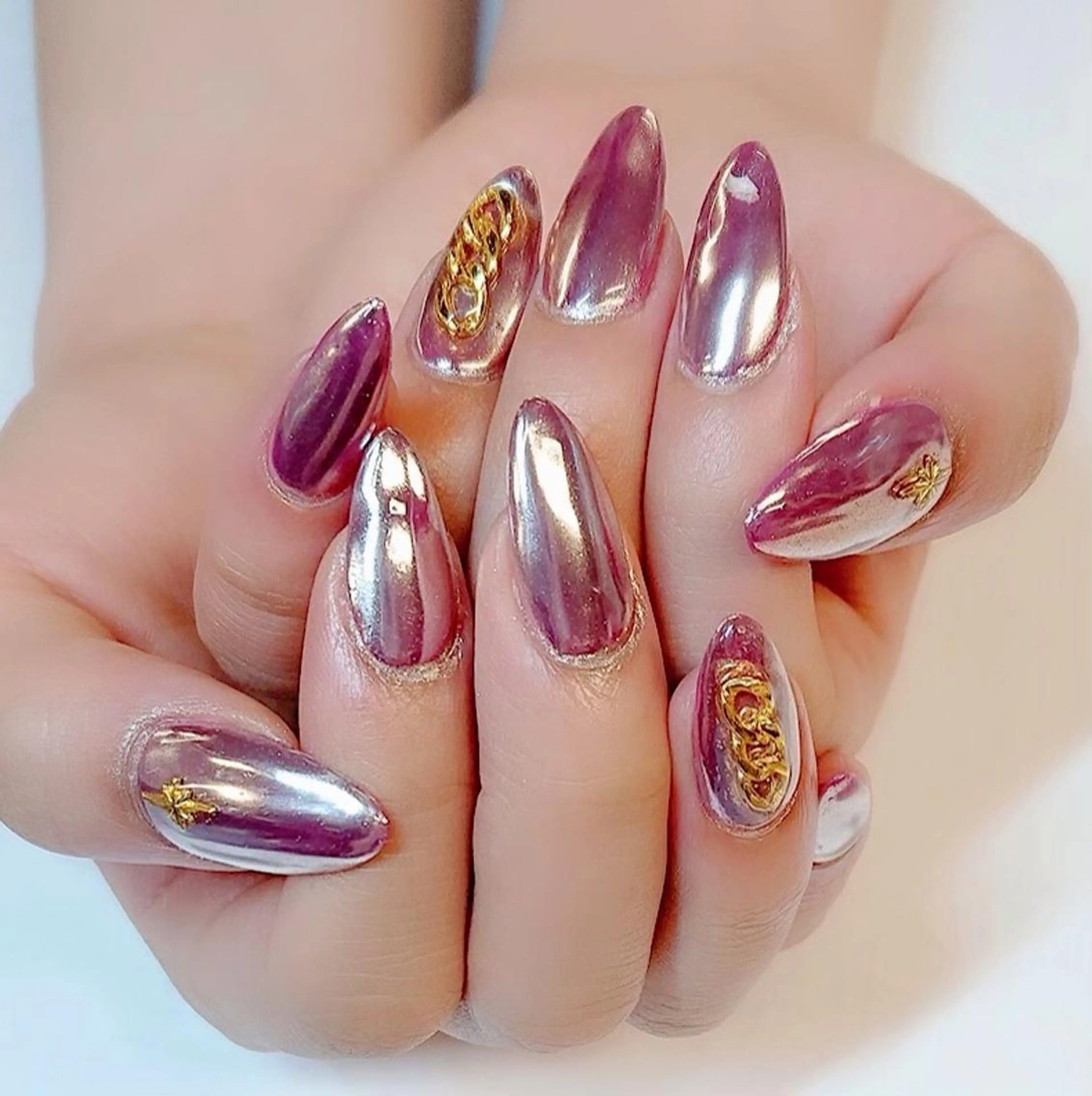 ネイル ゴールド ミラーネイル ピンク 🦋AYNIL🦋 ナチュラル専門店♥️のネイルデザイン