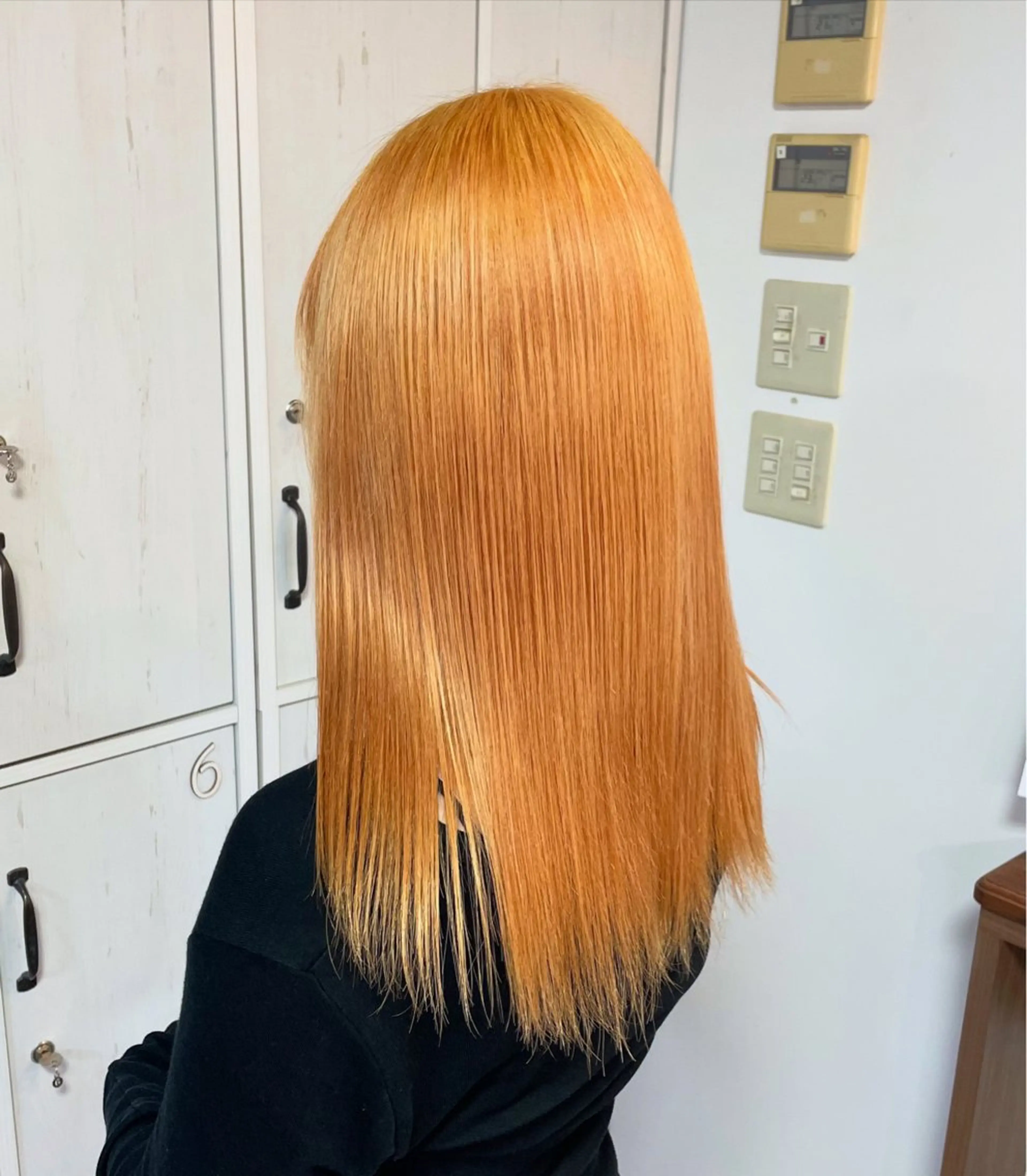 セミロング カラー ブリーチ オレンジ 川原 飛奈のヘアスタイル