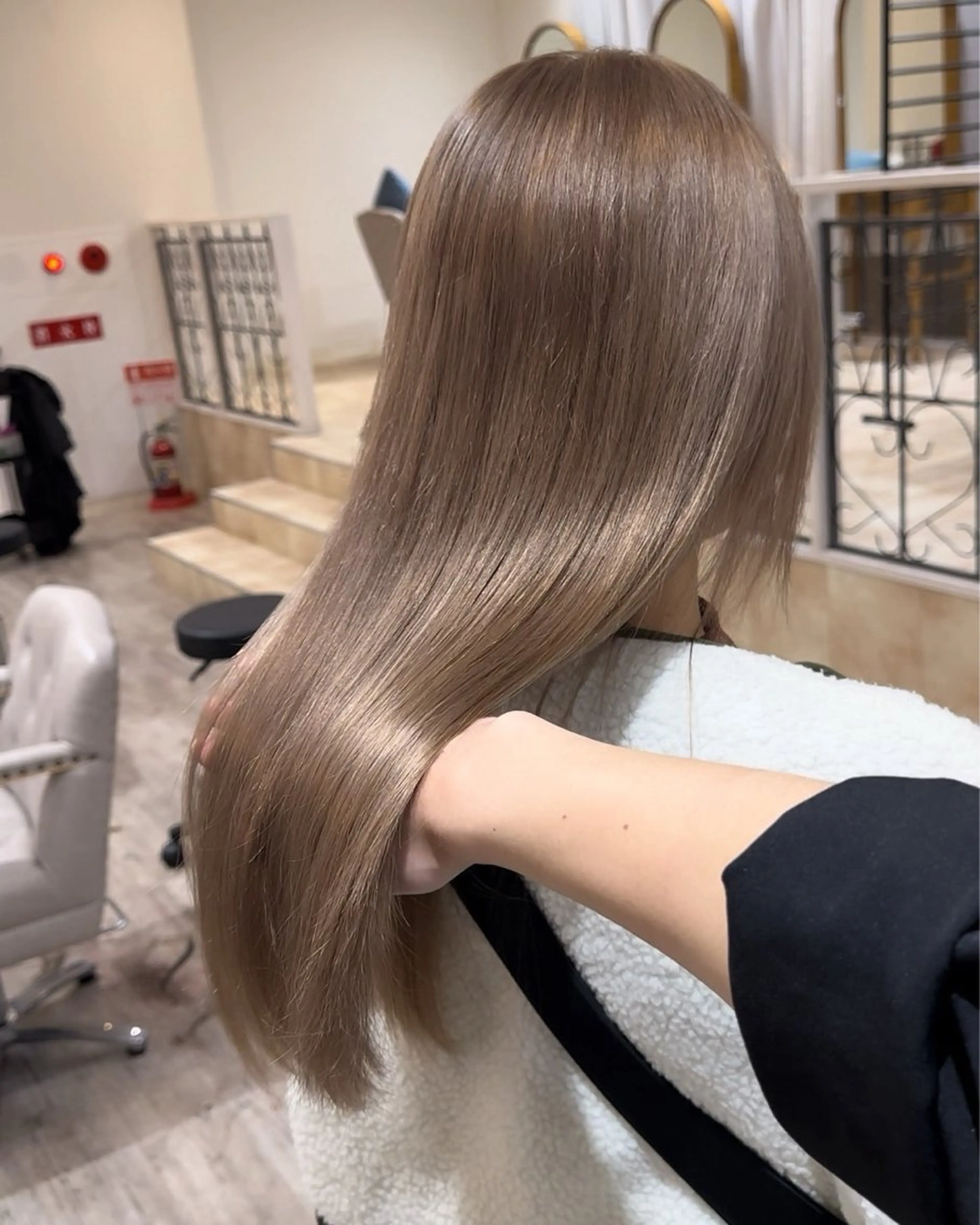 セミロング カラー ベージュカラー ブリーチ ケアブリーチ ミルクティーベージュ ヘアカラー 西浦慎二 /艶カラー/髪質改善のヘアスタイル