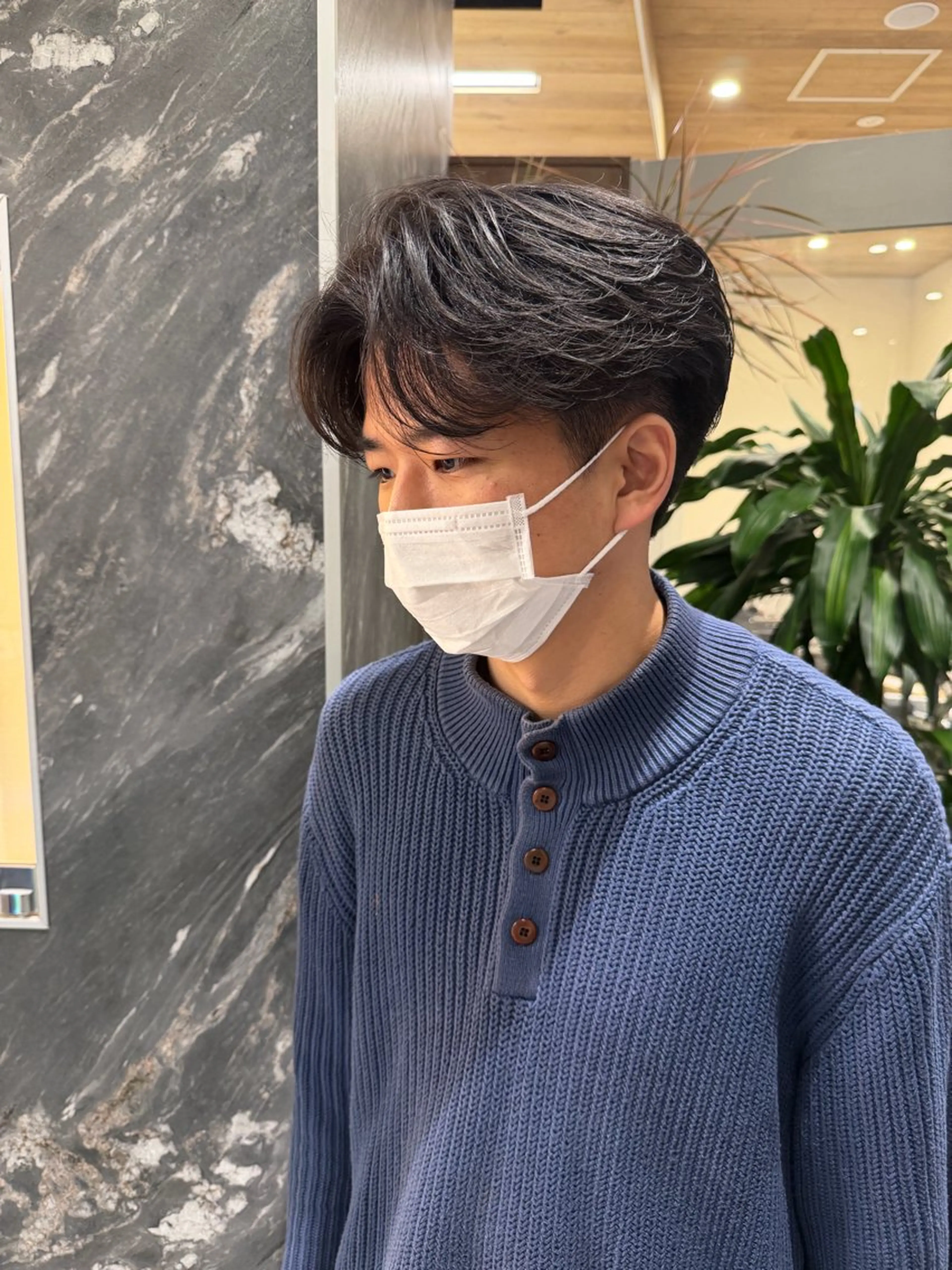 ミディアム パーマ メンズ ミディアムパーマ メンズパーマ ニュアンスパーマ カット トリートメント SALOWIN 原宿 iori所属・🌟原宿指名No.1 センターパート⭐️のヘアスタイル