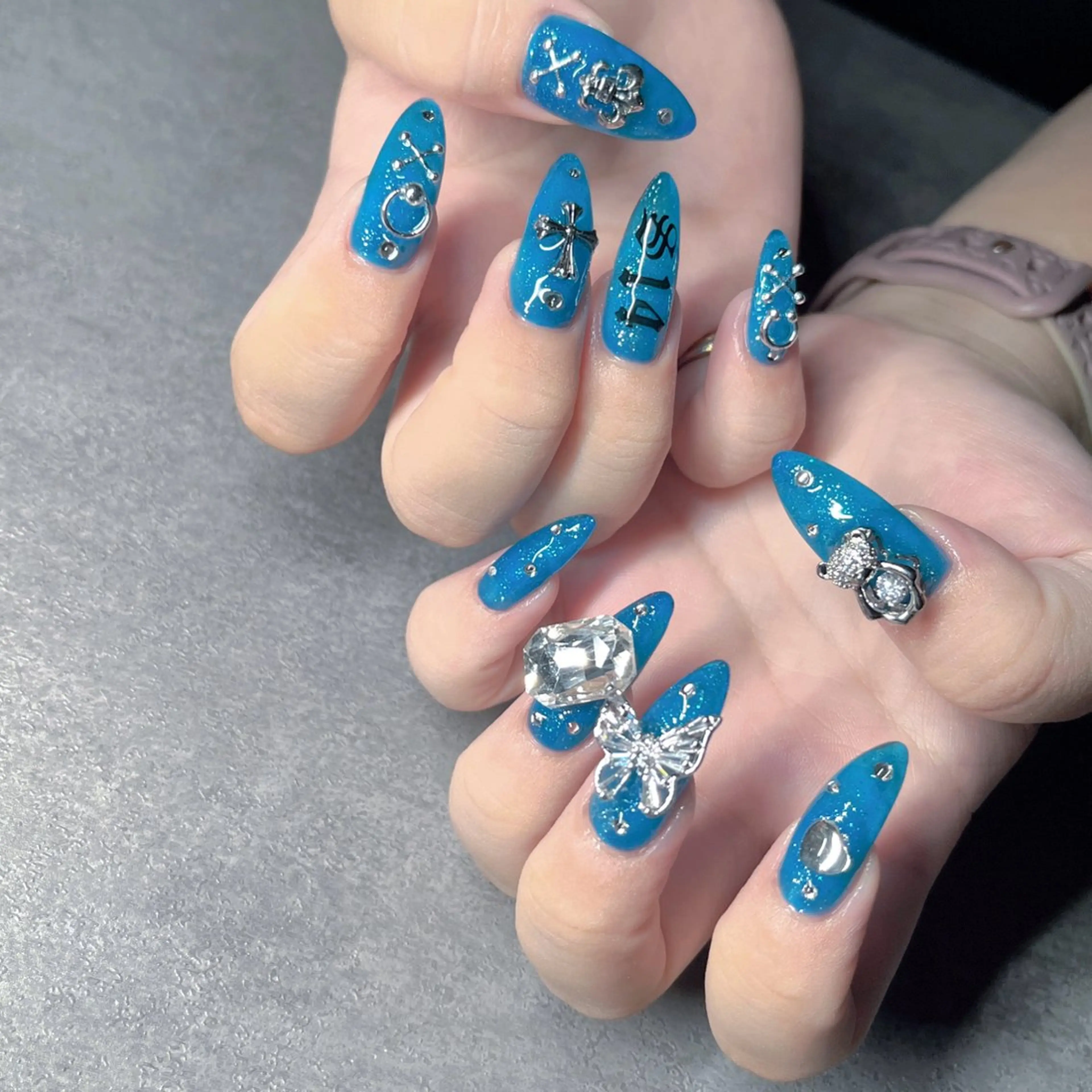 ネイル フットネイル フレンチネイル ジェルネイル ラメ(グリッター) ラメグラデーション ハンドネイル NEO Beauty Salon所属・𝐍𝐄𝐎 𝐉𝐔𝐑𝐈のネイルデザイン