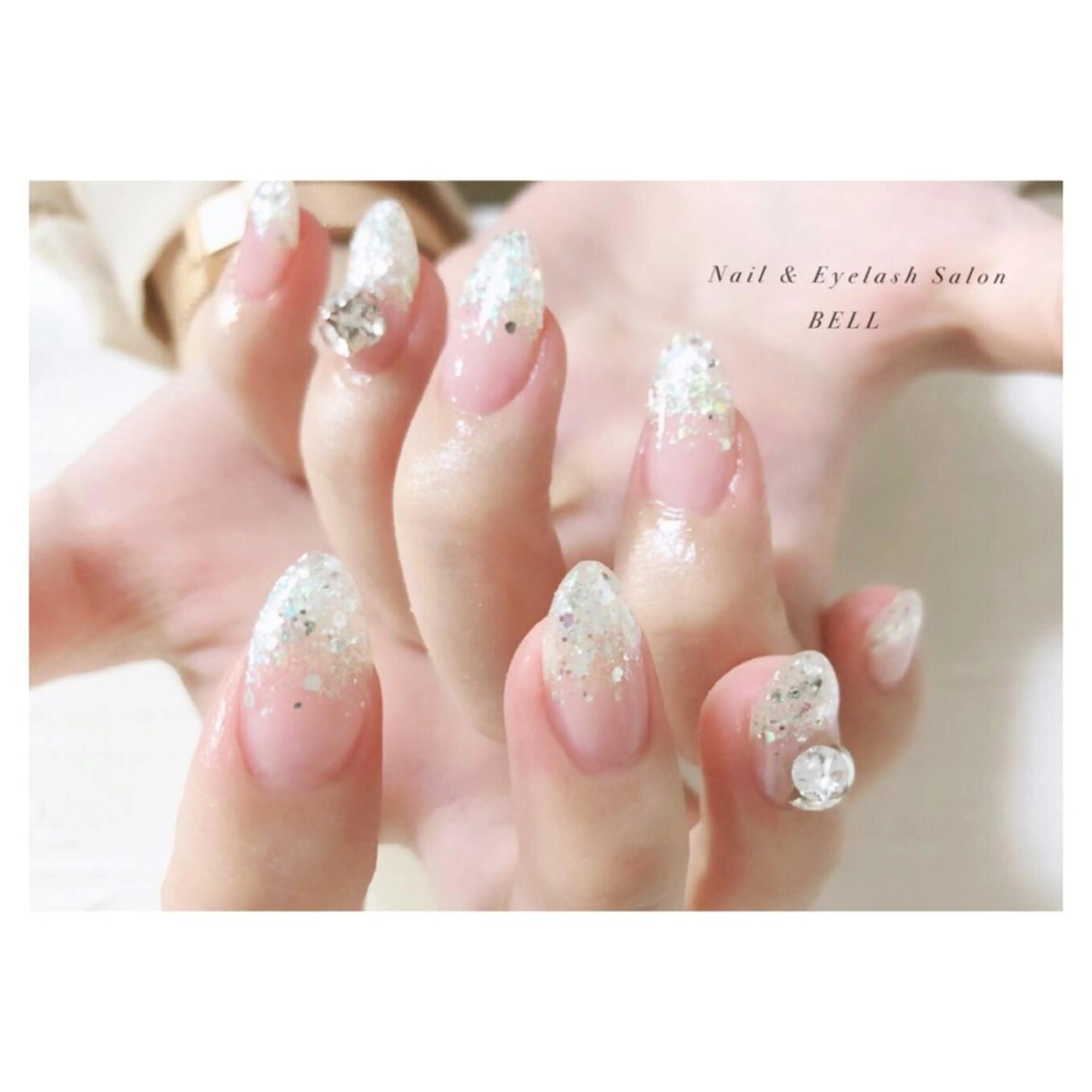 ネイル グラデーション ラメ(グリッター) ラメグラデーション シンプルネイル ホワイト ハンドネイル ROI. Ayumi.のネイルデザイン