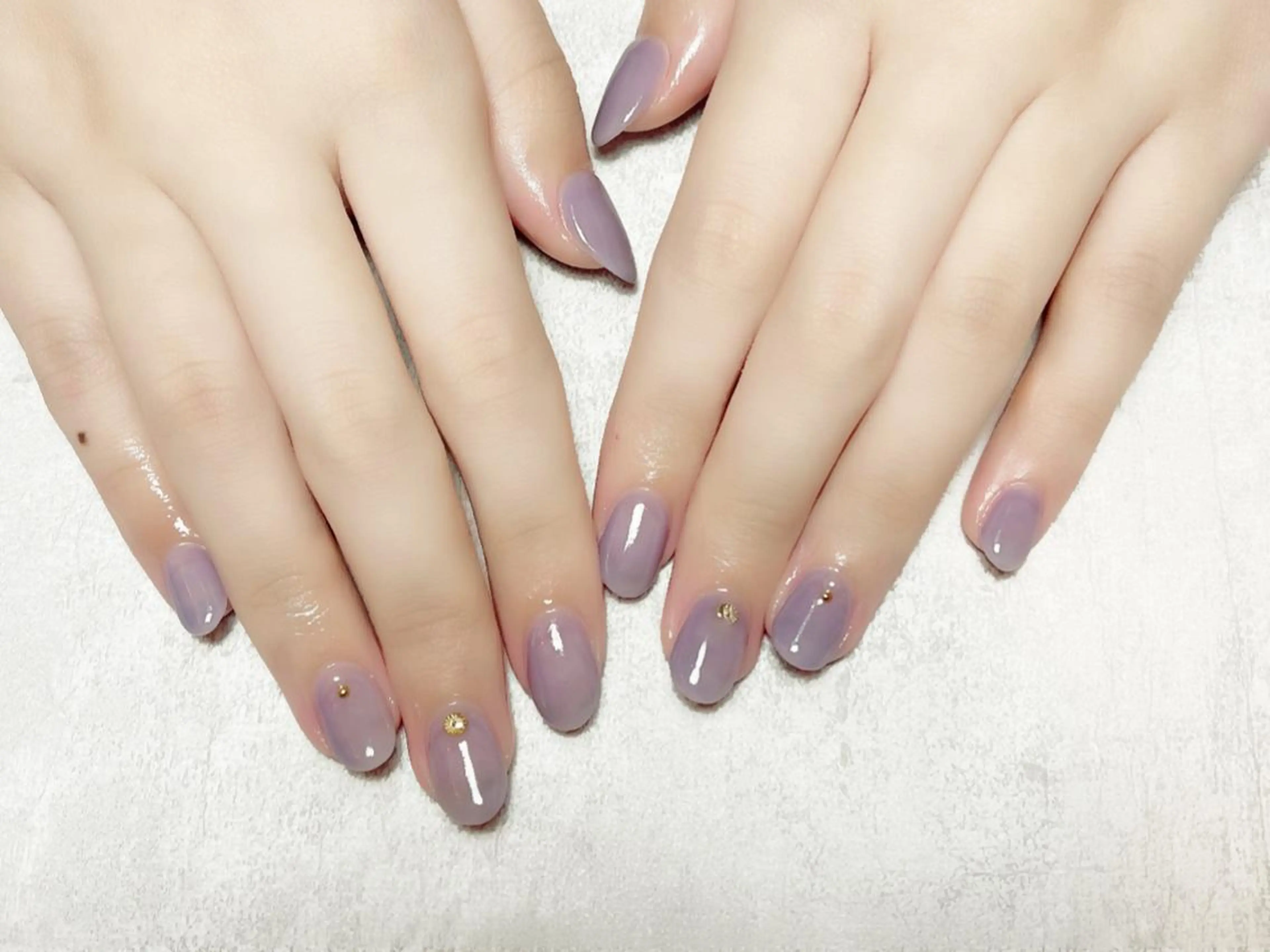 ネイル アートネイル ワンカラーネイル パープル ストーンネイル irono .のネイルデザイン