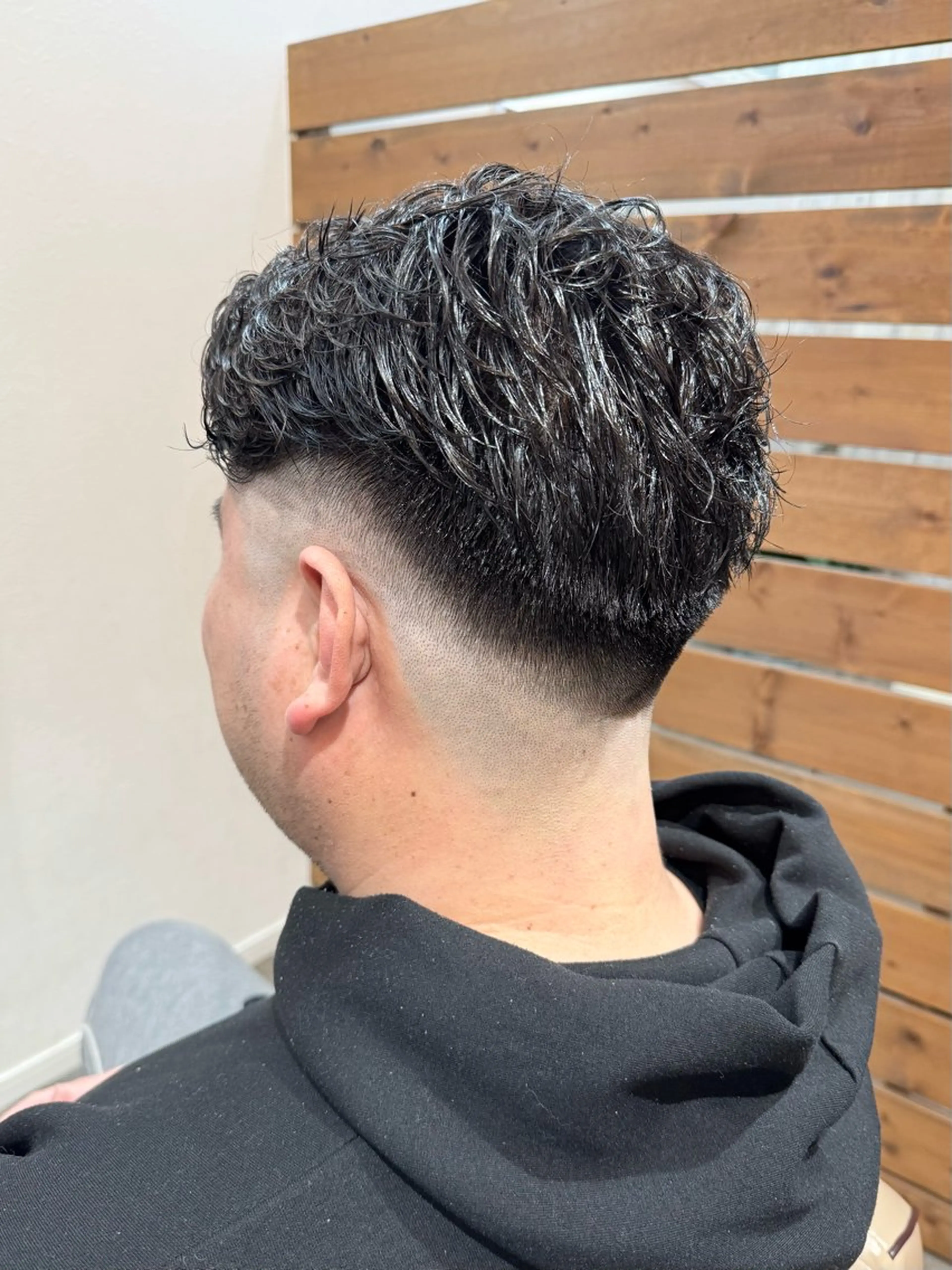 パーマ メンズ フェードカット メンズパーマ スキンフェード スパイラルパーマ カット パーマ Salon de Qualia(サロンドクオリア)所属・杉下　涼/ハイトーン /髪質改善/パーマのヘアスタイル