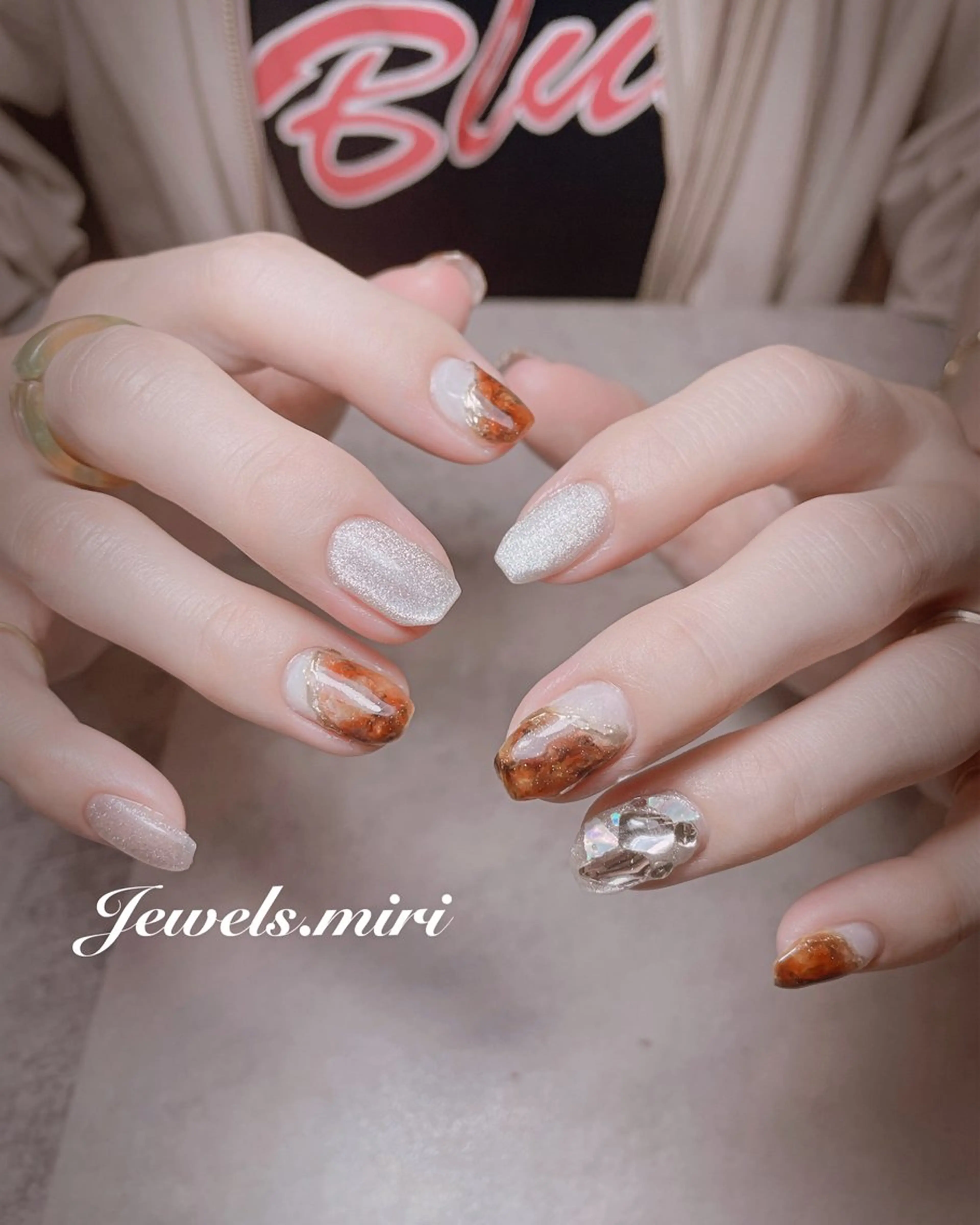 ネイル ブラウン マグネットネイル ニュアンスネイル ホワイト 冬ネイル Jewels nail lily 白楽所属・ネイルサロン Jewels Mのネイルデザイン