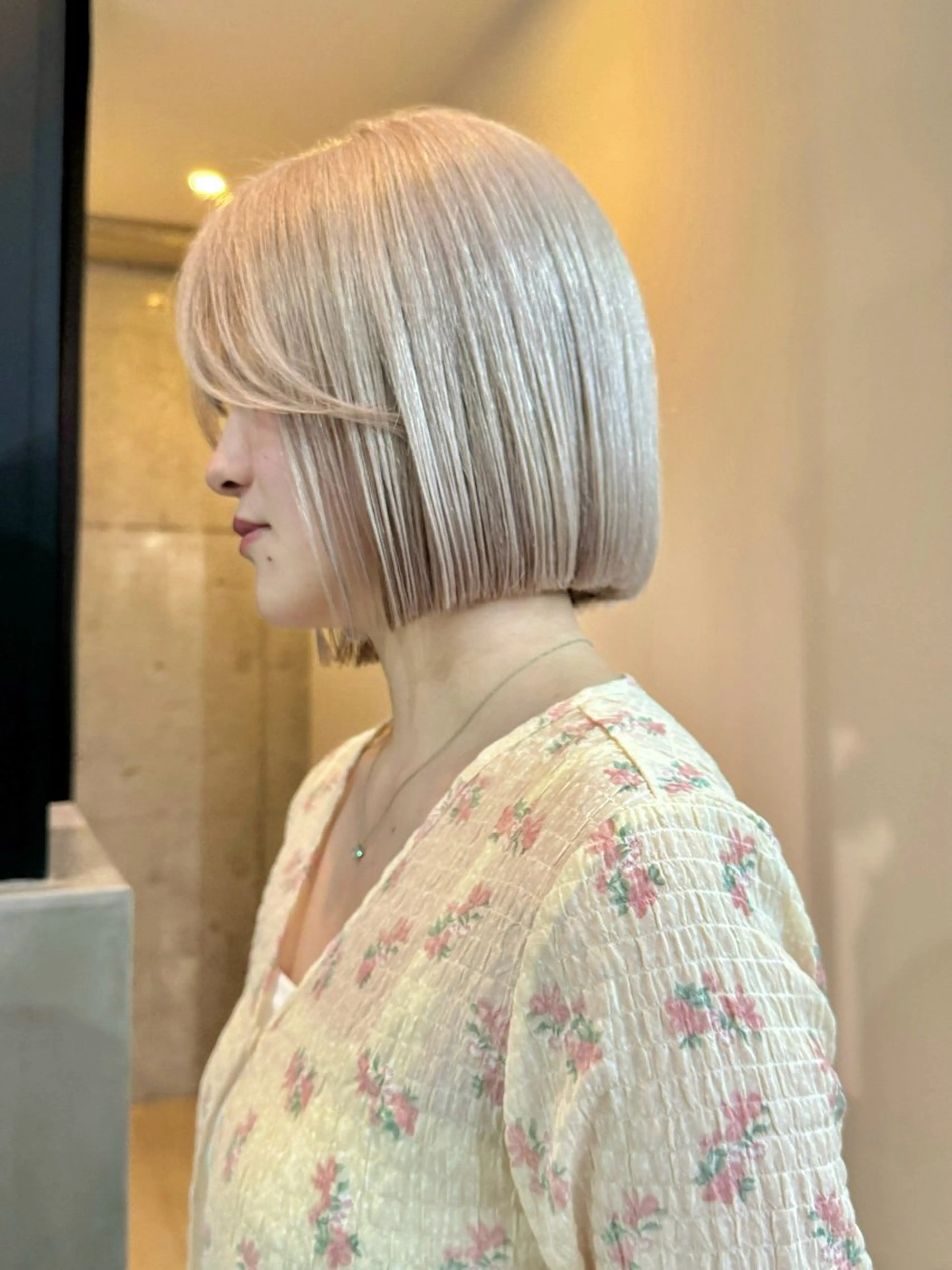 ショート カラー ベージュカラー ホワイトベージュ ヘアカラー トリートメント 切りっぱなしボブ/ ブリーチカラー/大塚のヘアスタイル