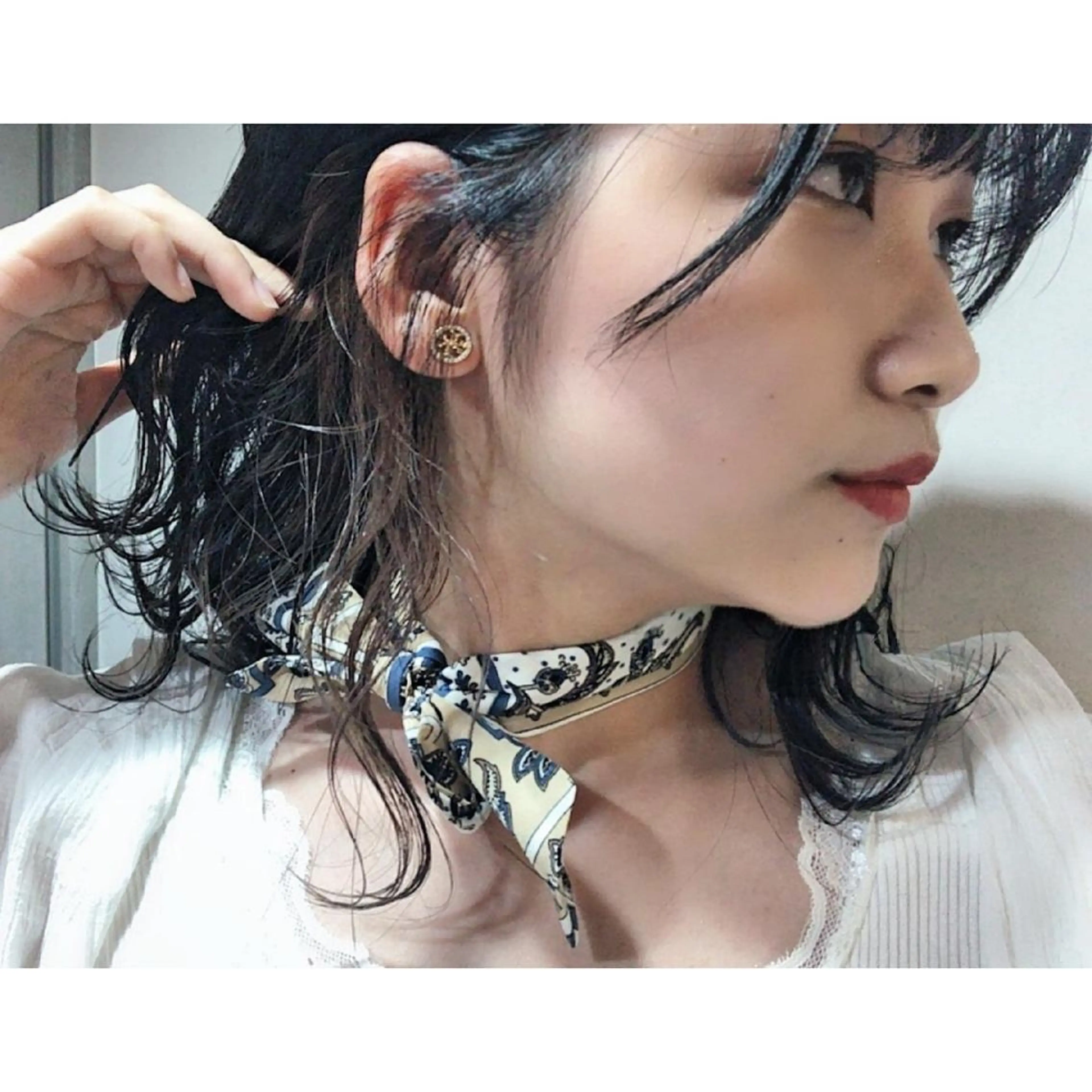 ミディアム カラー ヘアアレンジ ベージュカラー イヤリングカラー シルバー シルバーベージュ 髪質改善サロン🍃 AIRI のヘアスタイル