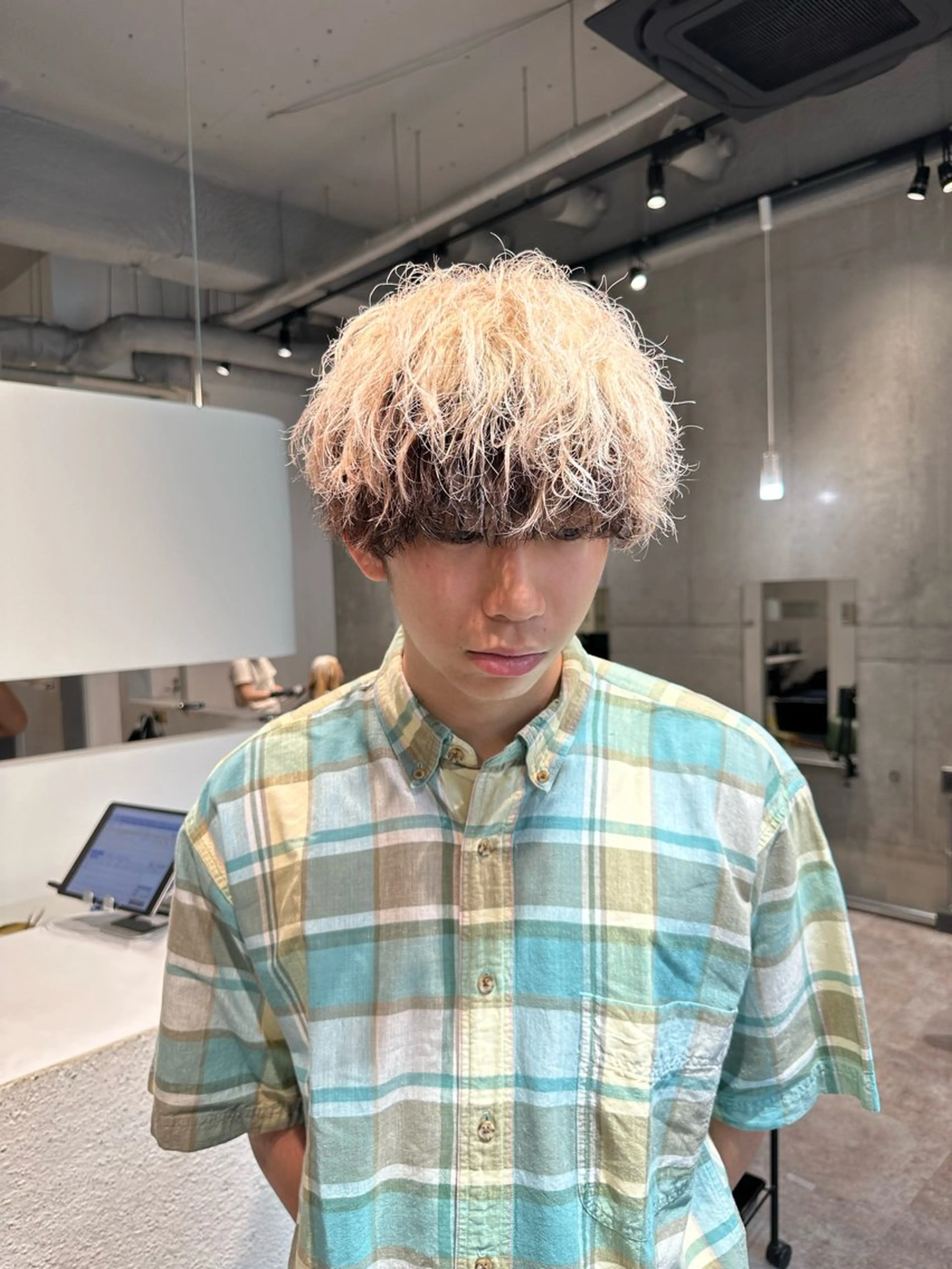ショート カラー メンズ メンズブリーチ メンズハイトーン ブリーチ ハイトーンカラー MONIQA所属・🐲RYUKI メンズブリーチのヘアスタイル