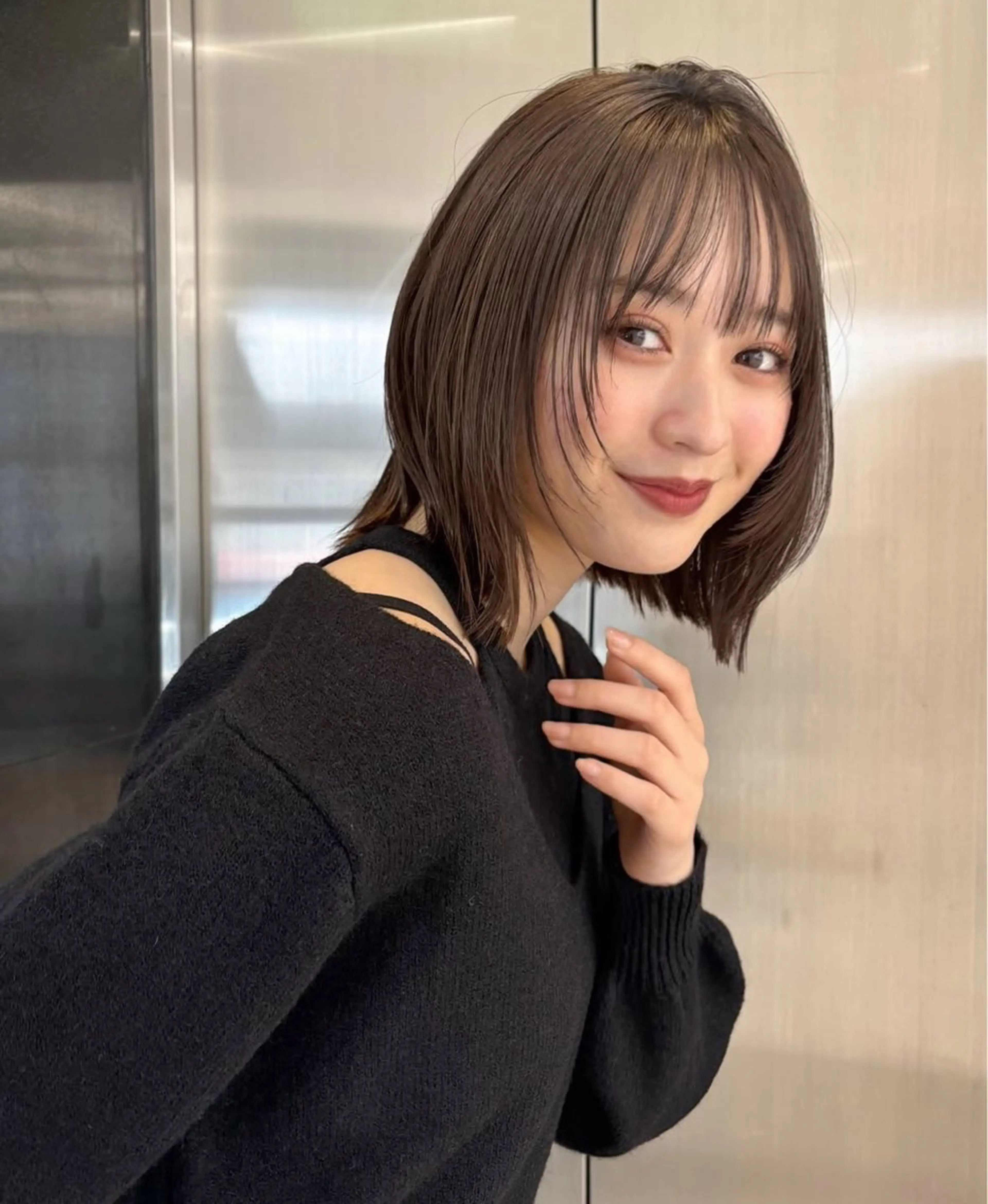 ミディアム カラー 脇野 茉優のヘアスタイル
