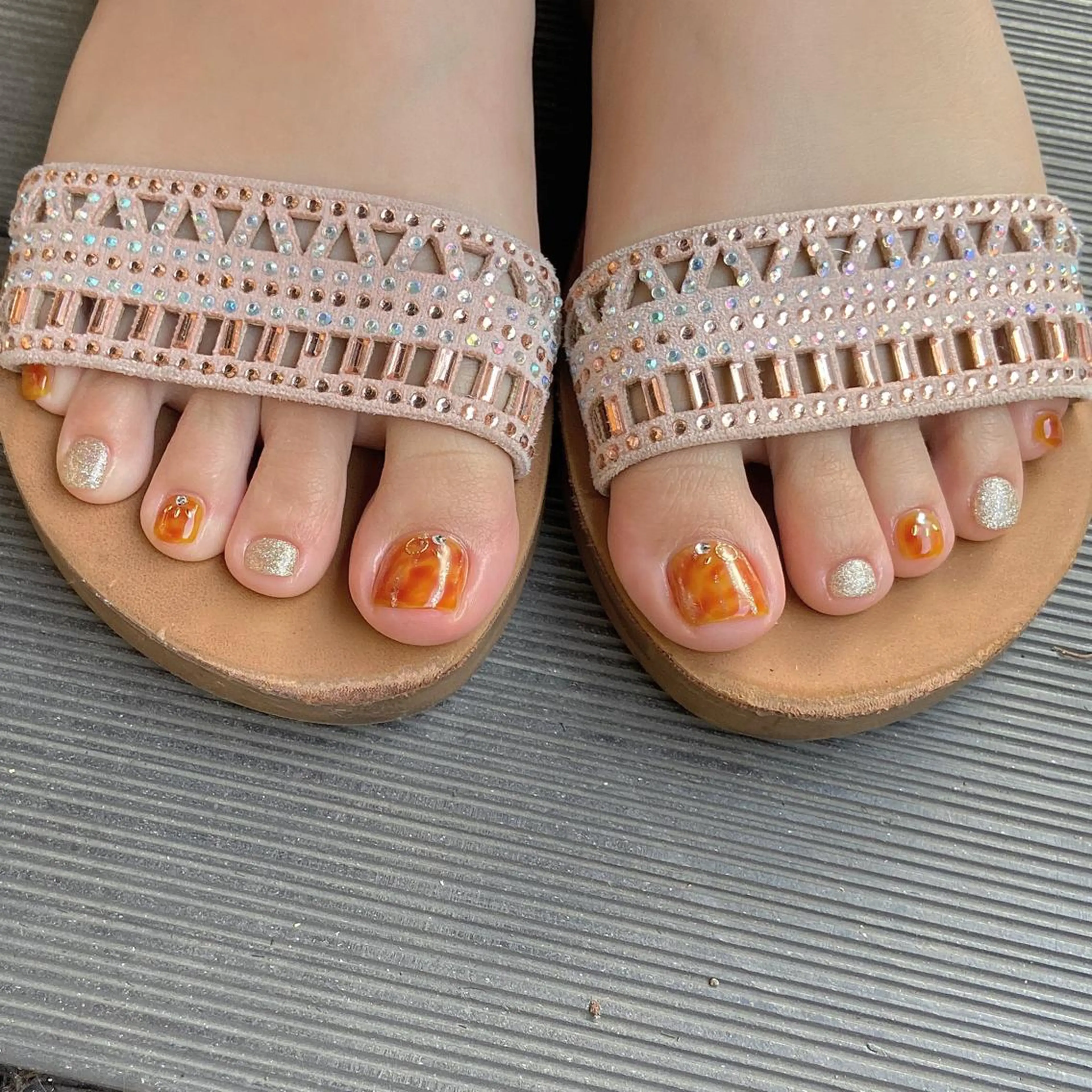 ネイル べっ甲ネイル ラメ(グリッター) フットネイル 𝕄𝕚𝕪𝕦🤍 自由が丘⌇パラジェルのネイルデザイン