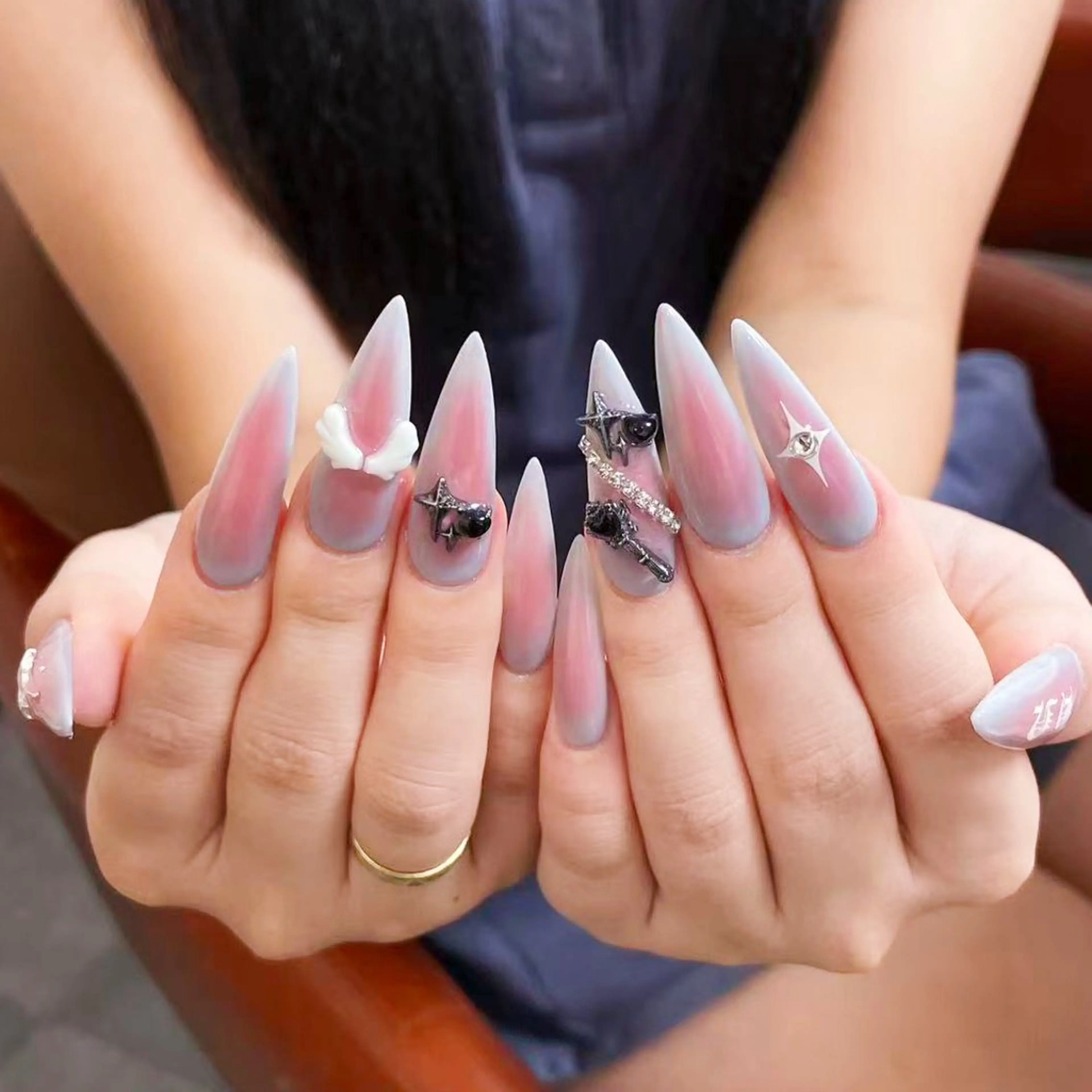 ネイル アートネイル オーロラネイル ガーリー キラキラネイル 韓国ネイル ハンドネイル DEMAIN- 🌸のネイルデザイン