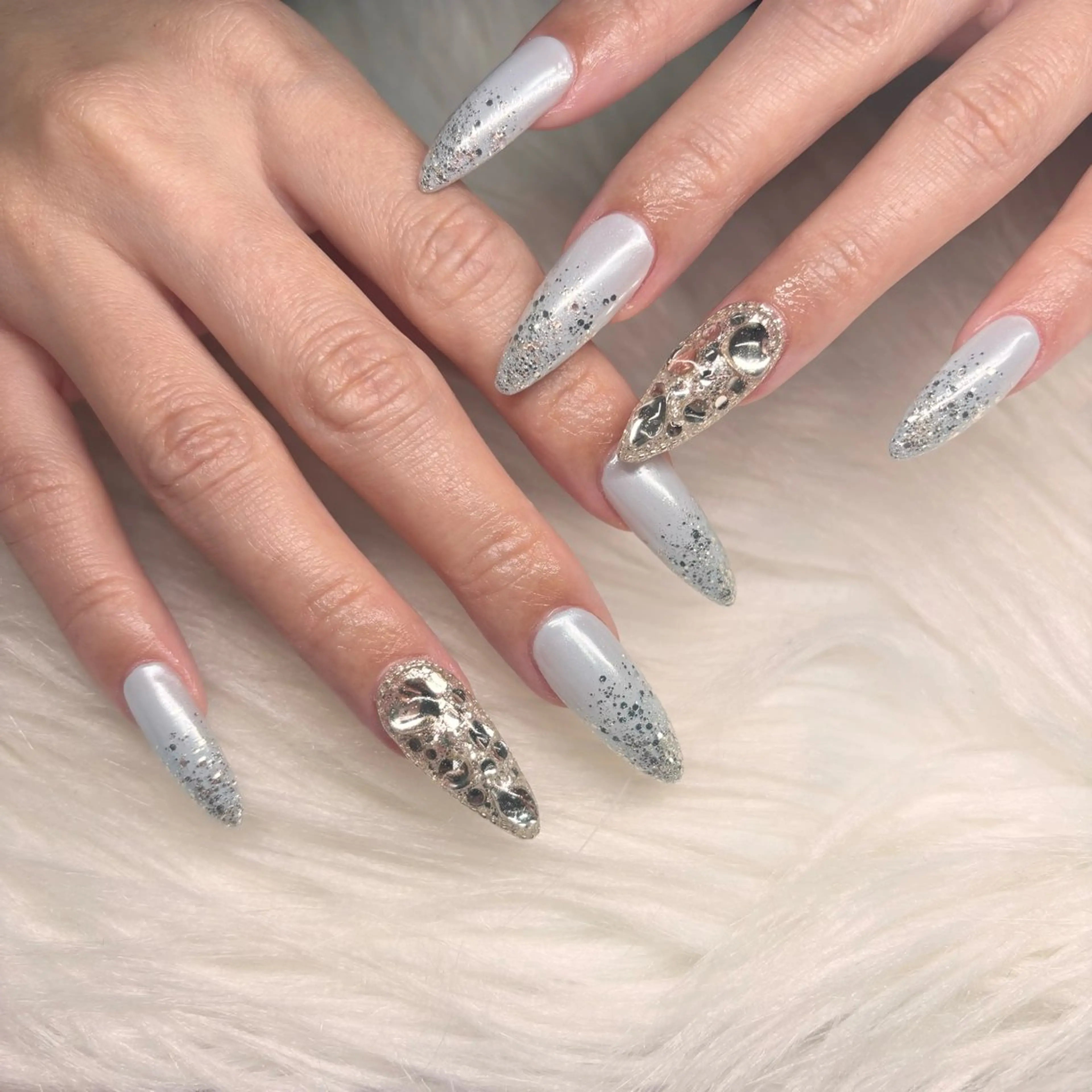 ネイル ブルー ホワイト ハンドネイル RE💟N.NAIL ラテン系お姉さんのネイルデザイン