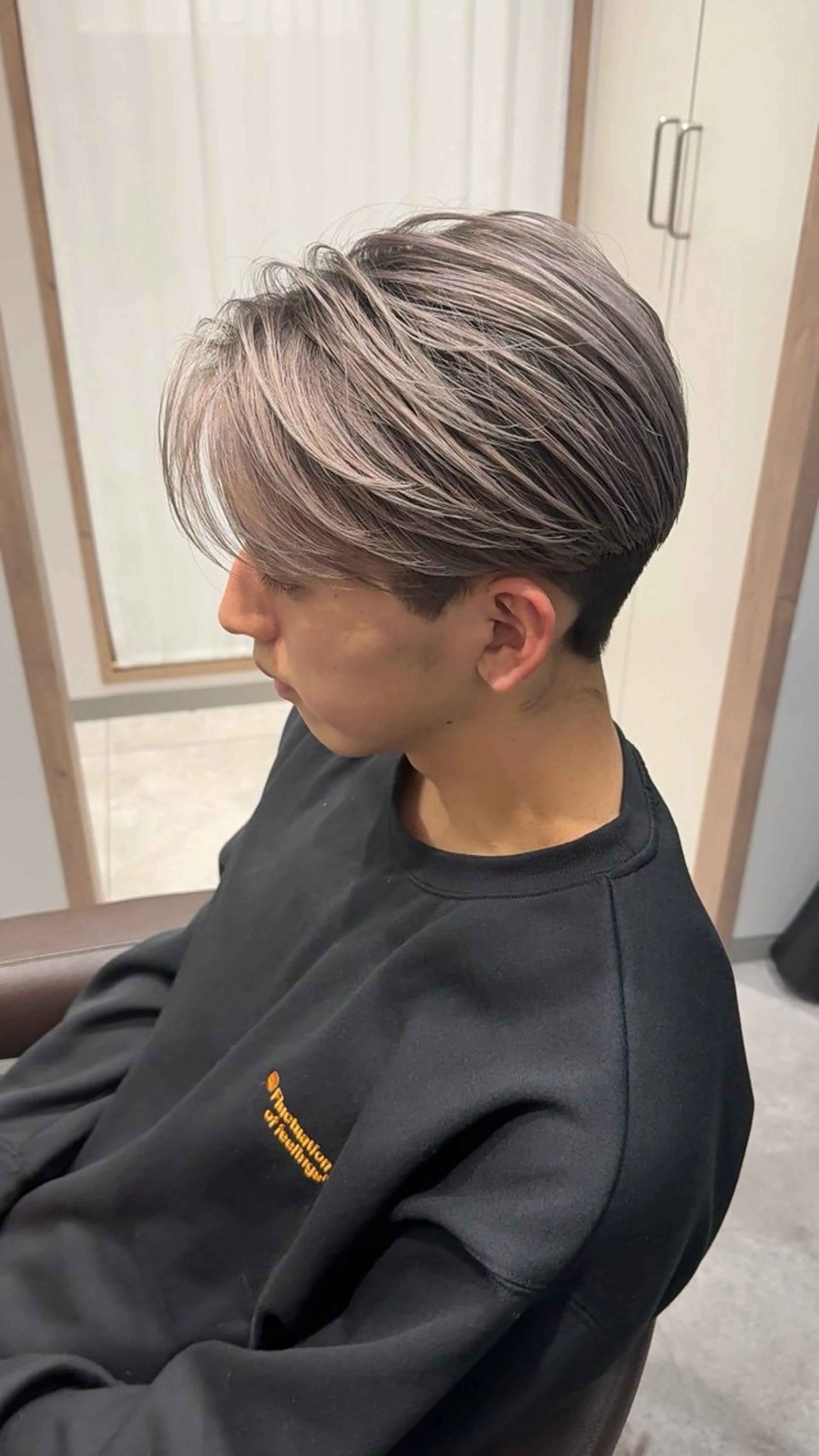 ショート カラー メンズ メンズバレイヤージュ バレイヤージュ レイヤーカット 鈴木/ミルクティー/ ブリーチ/ボブ/のヘアスタイル