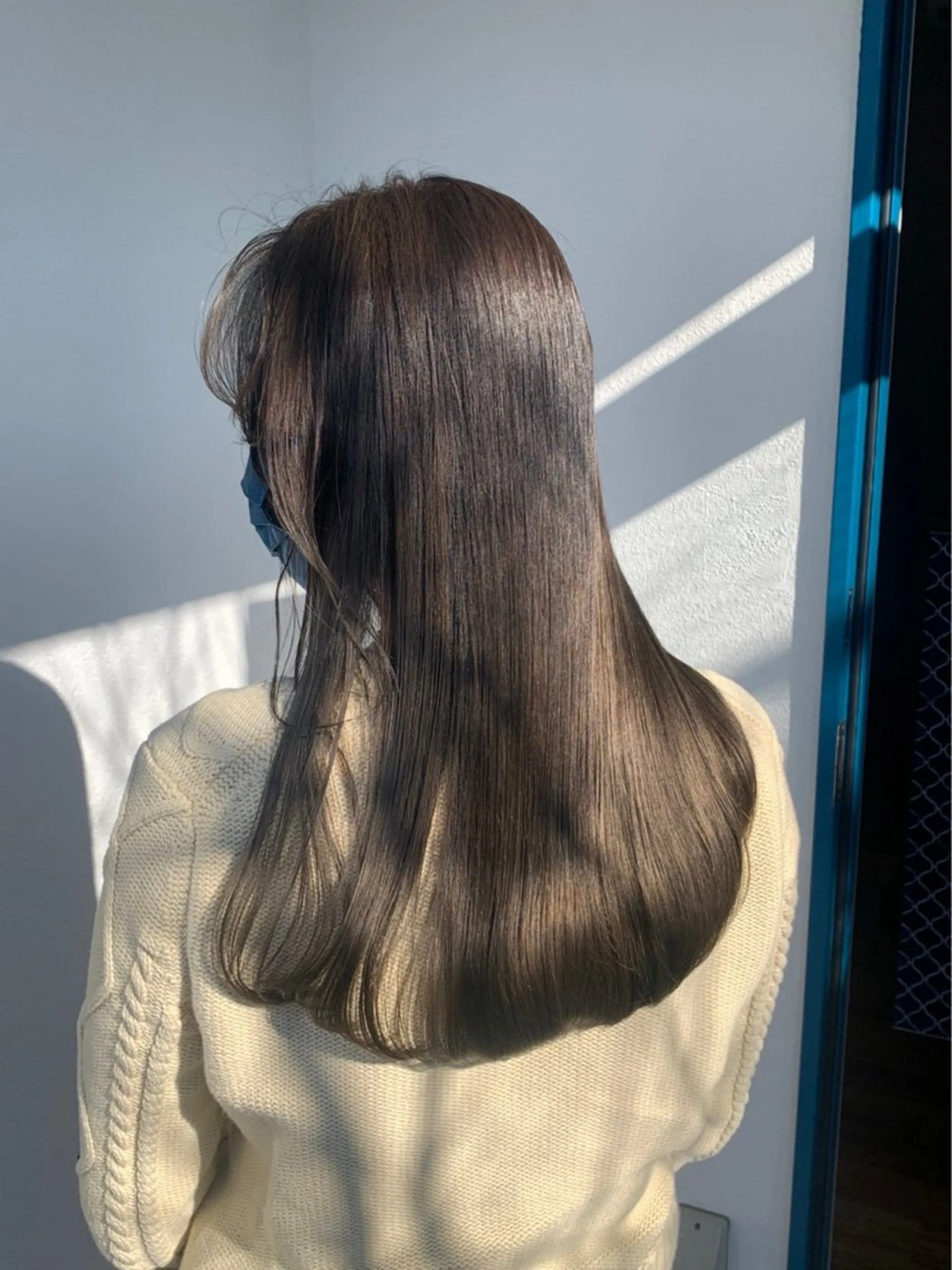 ロング 赤みゼロベージュ🤎 白髪ぼかしハイライトのヘアスタイル