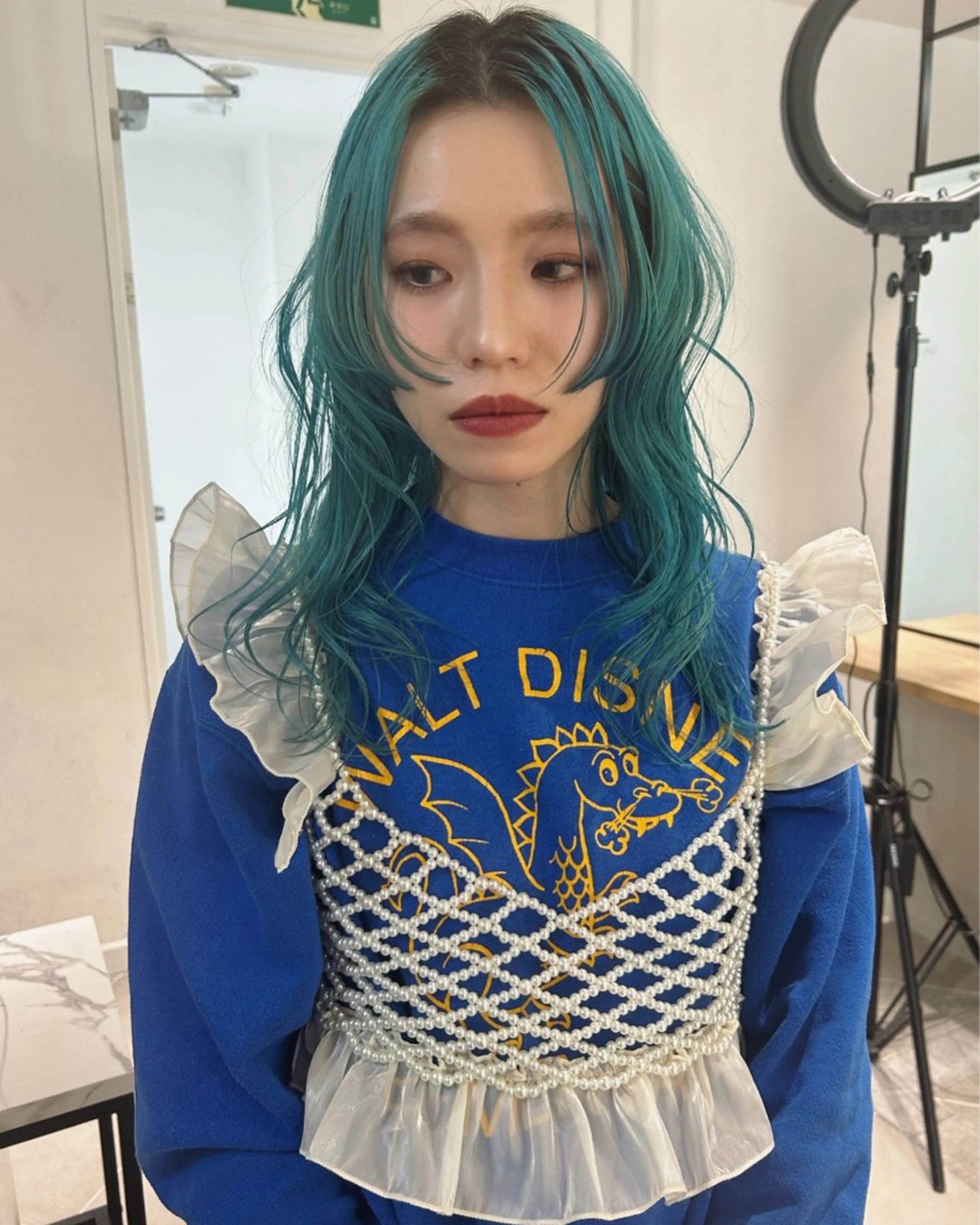 セミロング カラー ブリーチ ブルーカラー サイドバング カット ヘアカラー トリートメント Loom.所属・村上雅人 ナチュラルモードのヘアスタイル
