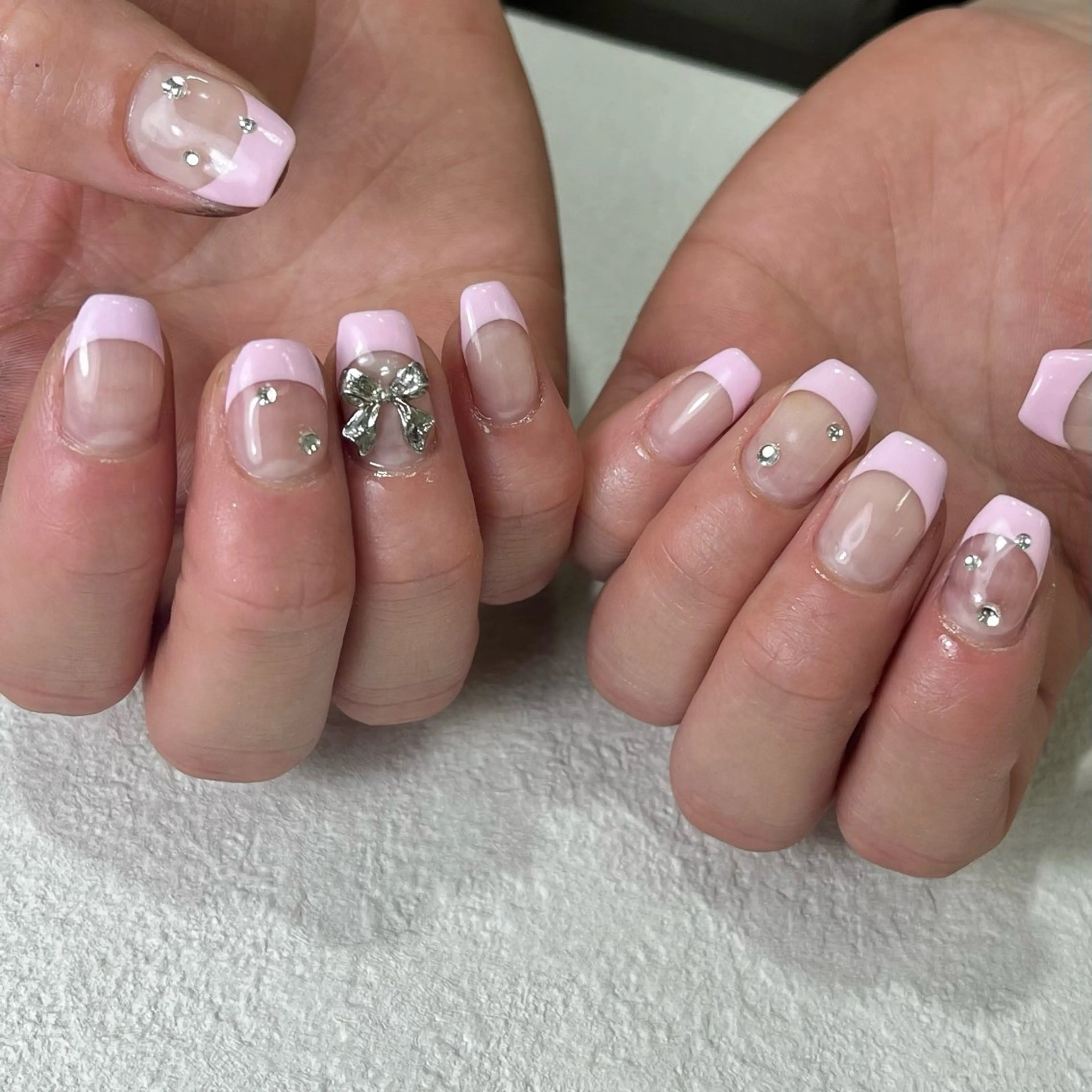 ネイル フレンチネイル ガーリー キラキラネイル ピンク リボン ハンドネイル para ☀︎ sol by BECK所属・Para Sol nail　Maoのネイルデザイン