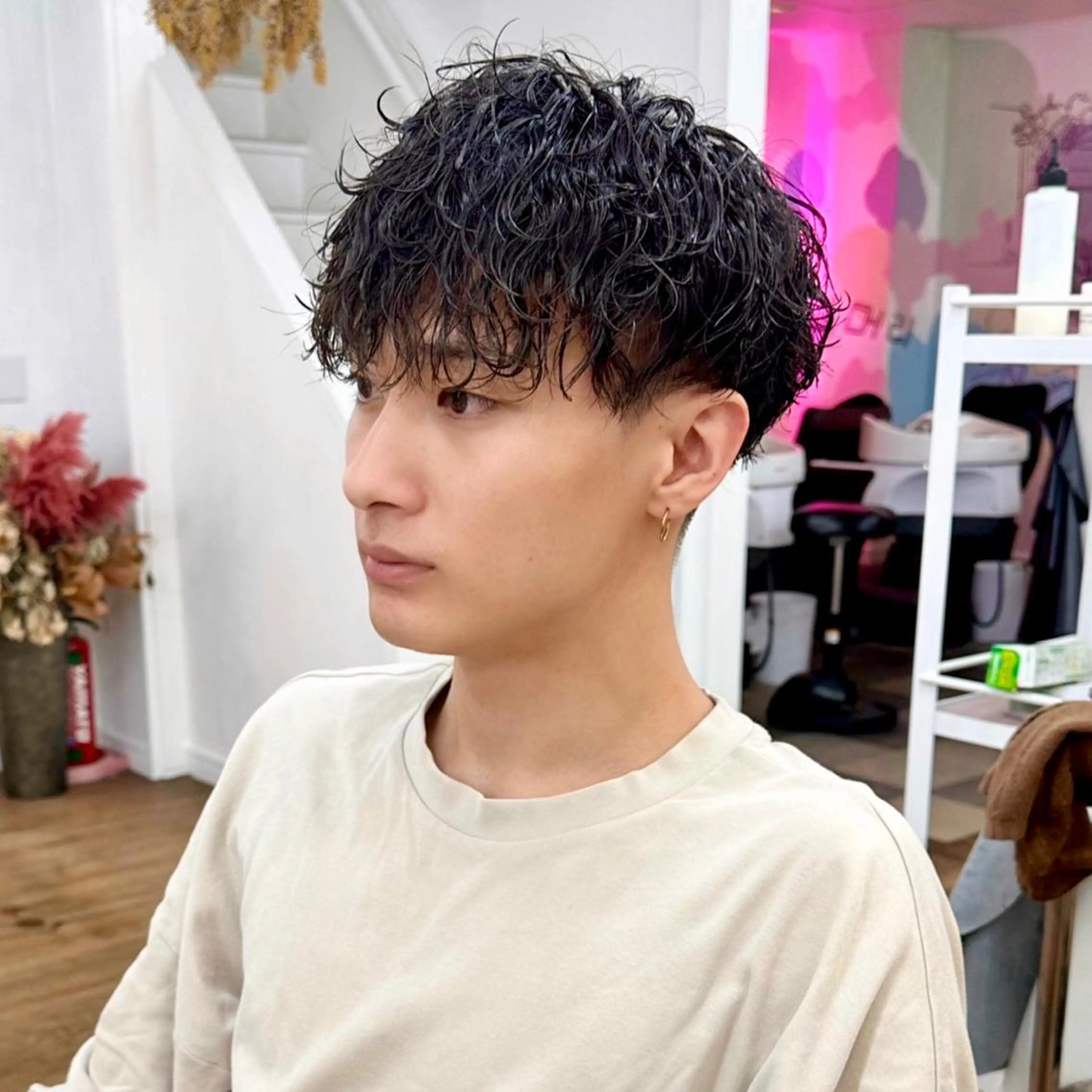 ミディアム パーマ メンズ ミディアムパーマ メンズパーマ 波巻きパーマ スパイラルパーマ メンズ特化✂️ 小枝 優生のヘアスタイル