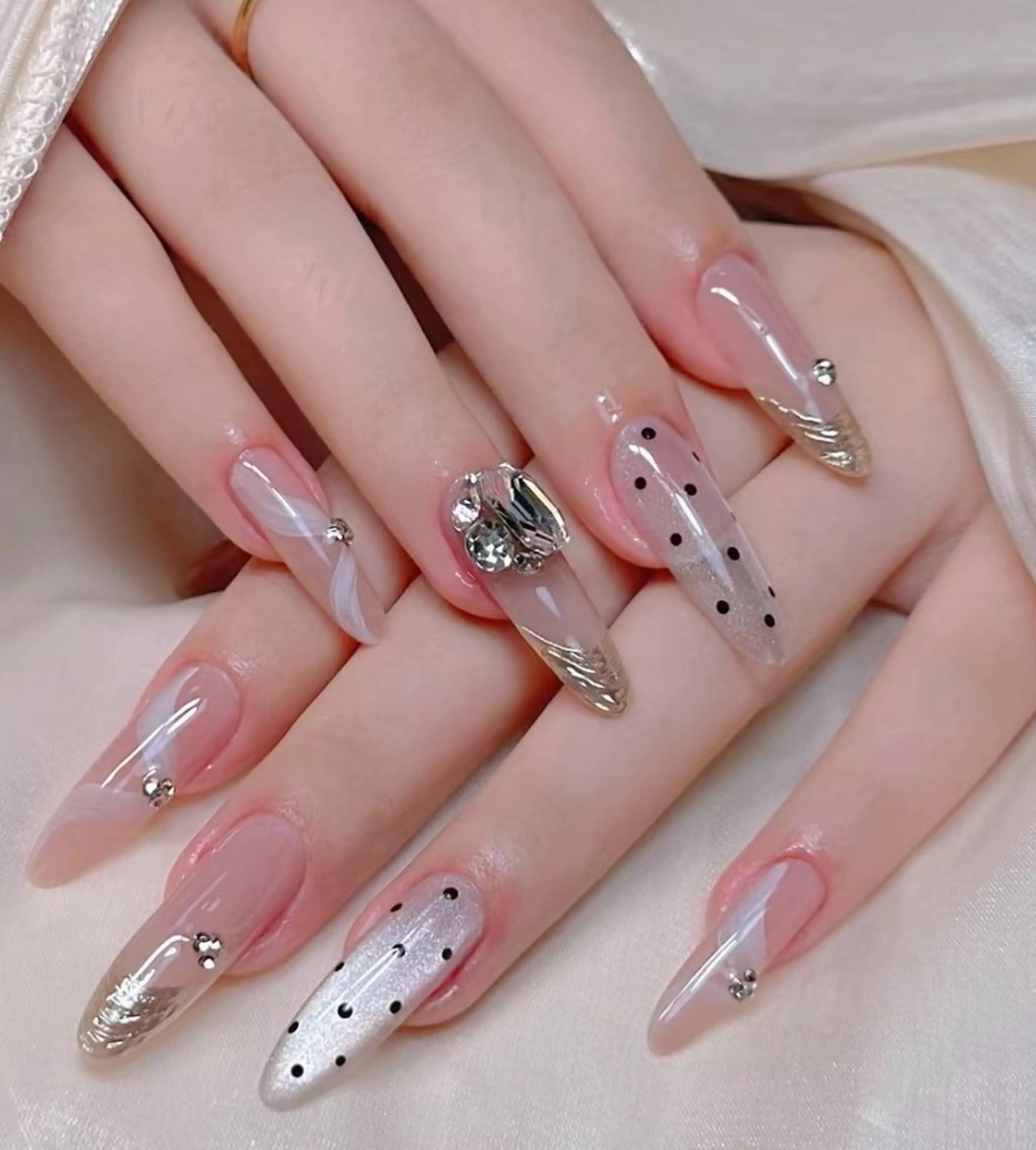 ネイル チークネイル 長さ出し フラワーネイル フレンチネイル ガーリー SunNail池袋駅 ワンホンネイルのネイルデザイン