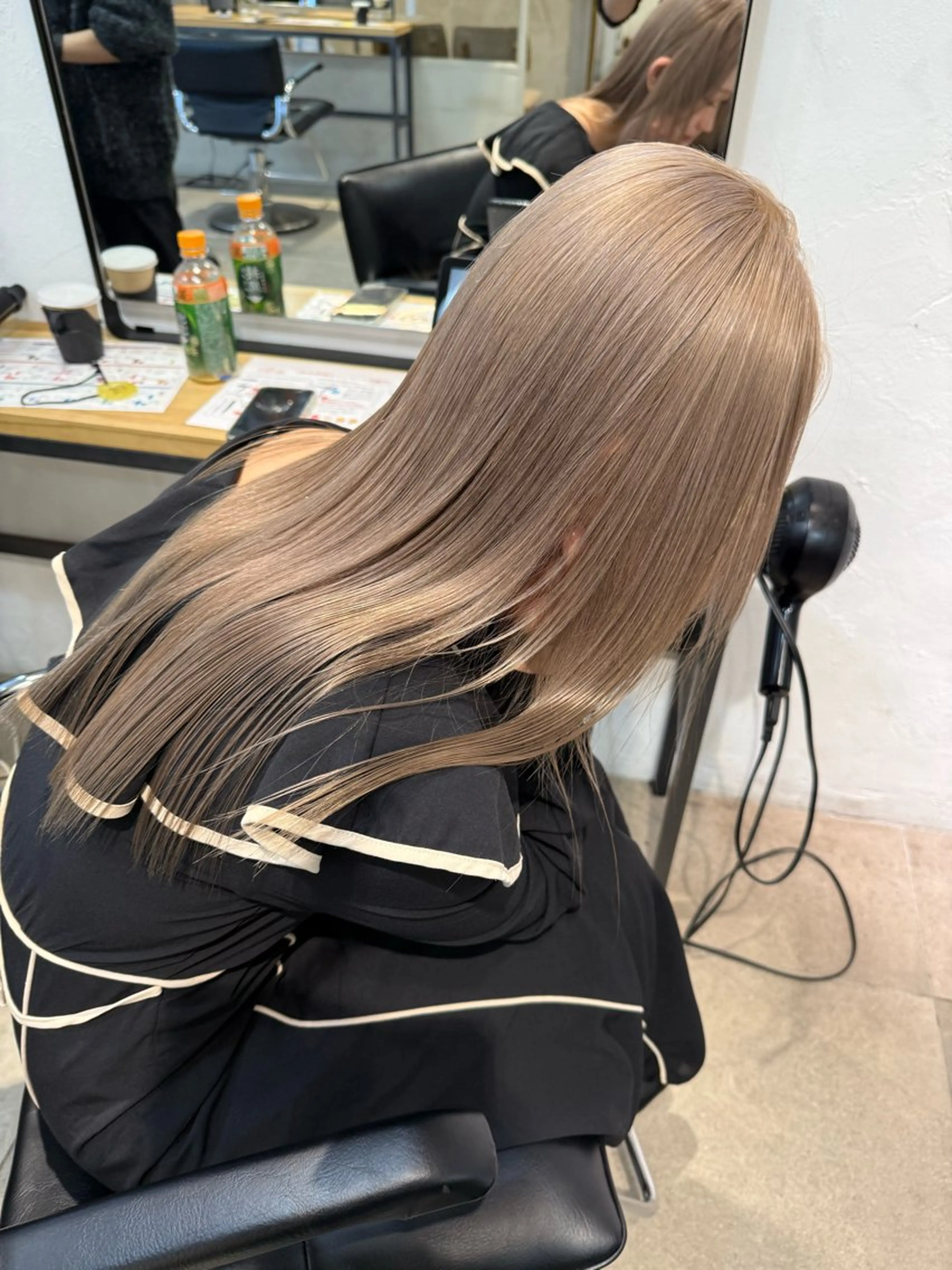 ロング カラー ミルクティー× グレージュMOMOのヘアスタイル