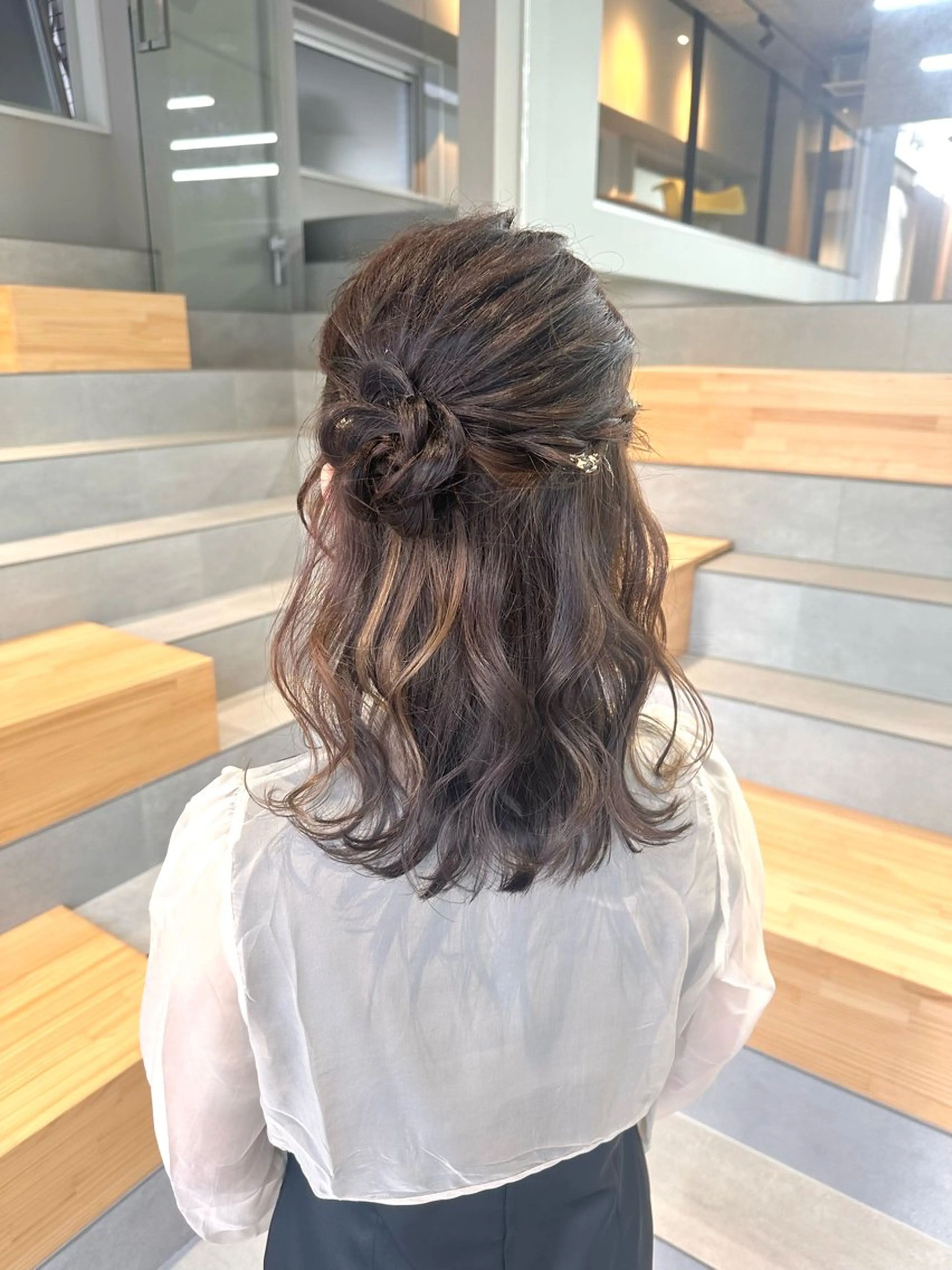 セミロング ヘアアレンジ ハーフアップ お団子ヘア 染谷 遥花のヘアスタイル