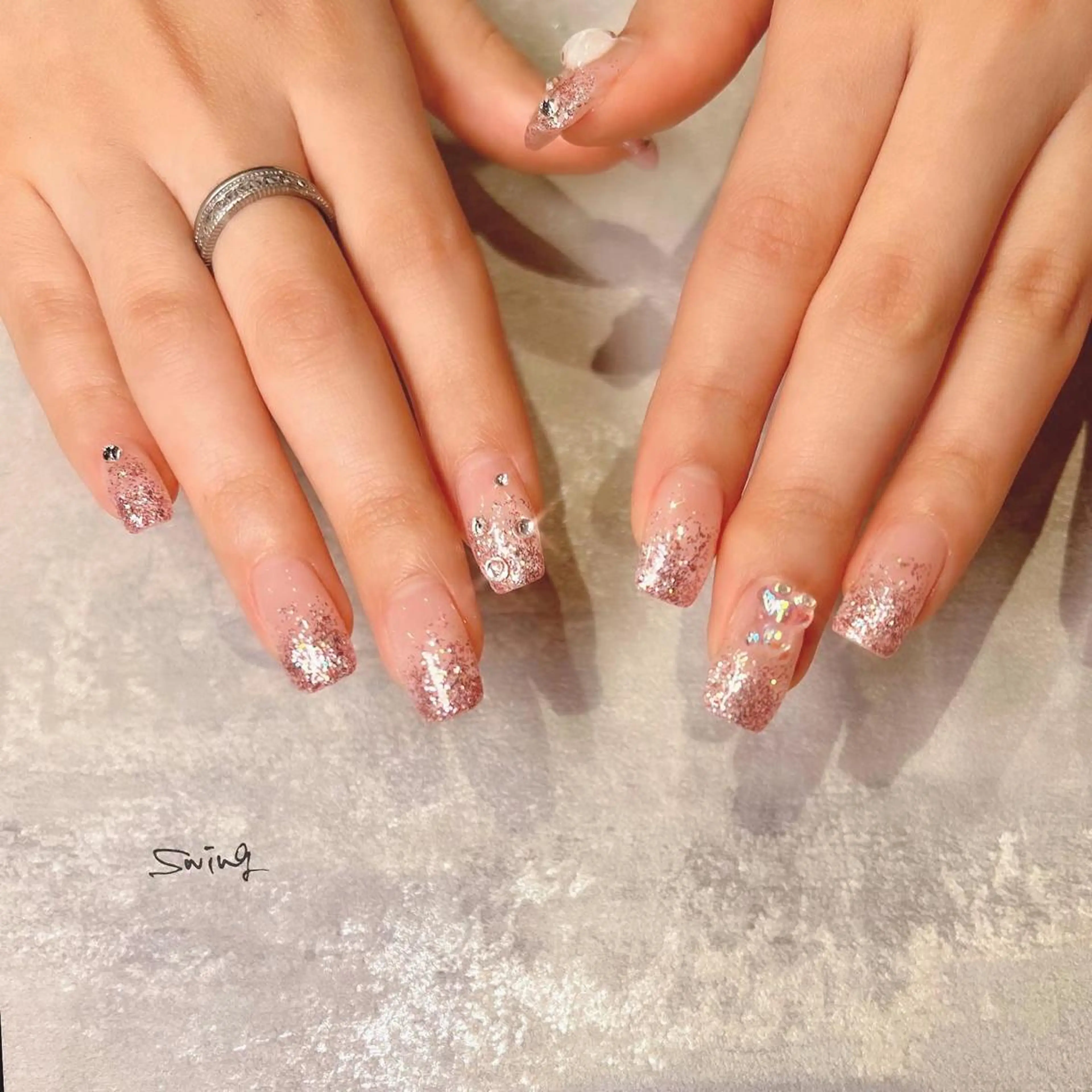 ネイル グラデーション キラキラネイル ラメ(グリッター) ラメグラデーション ピンク SWING Nail Salon所属・Yoshida Takakoのネイルデザイン