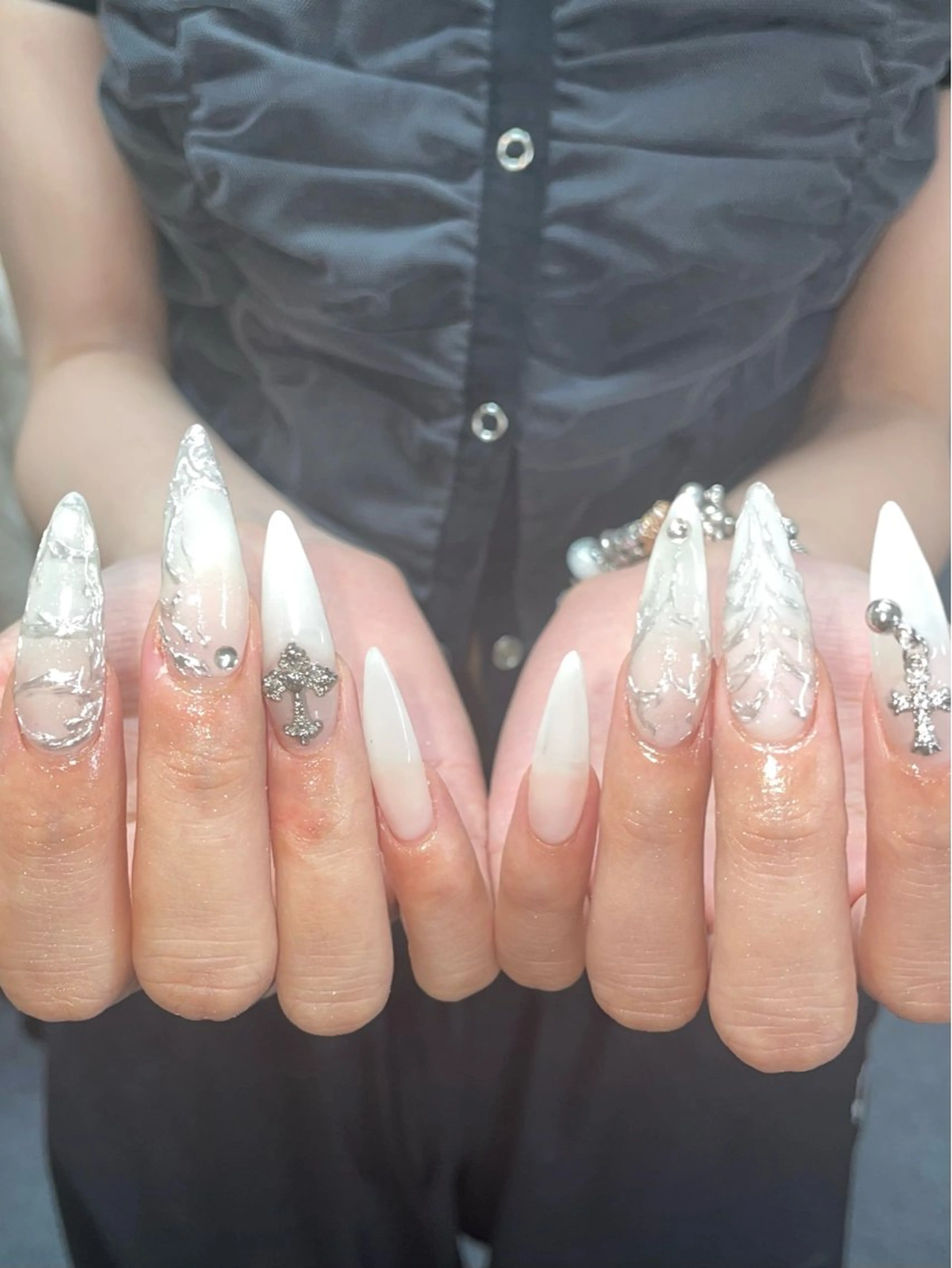 ネイル アートネイル ロングネイル ミラーネイル シルバー ハンドネイル ハンドケア 🎀NAIL🎀 AI🪄︎︎◝✩のネイルデザイン