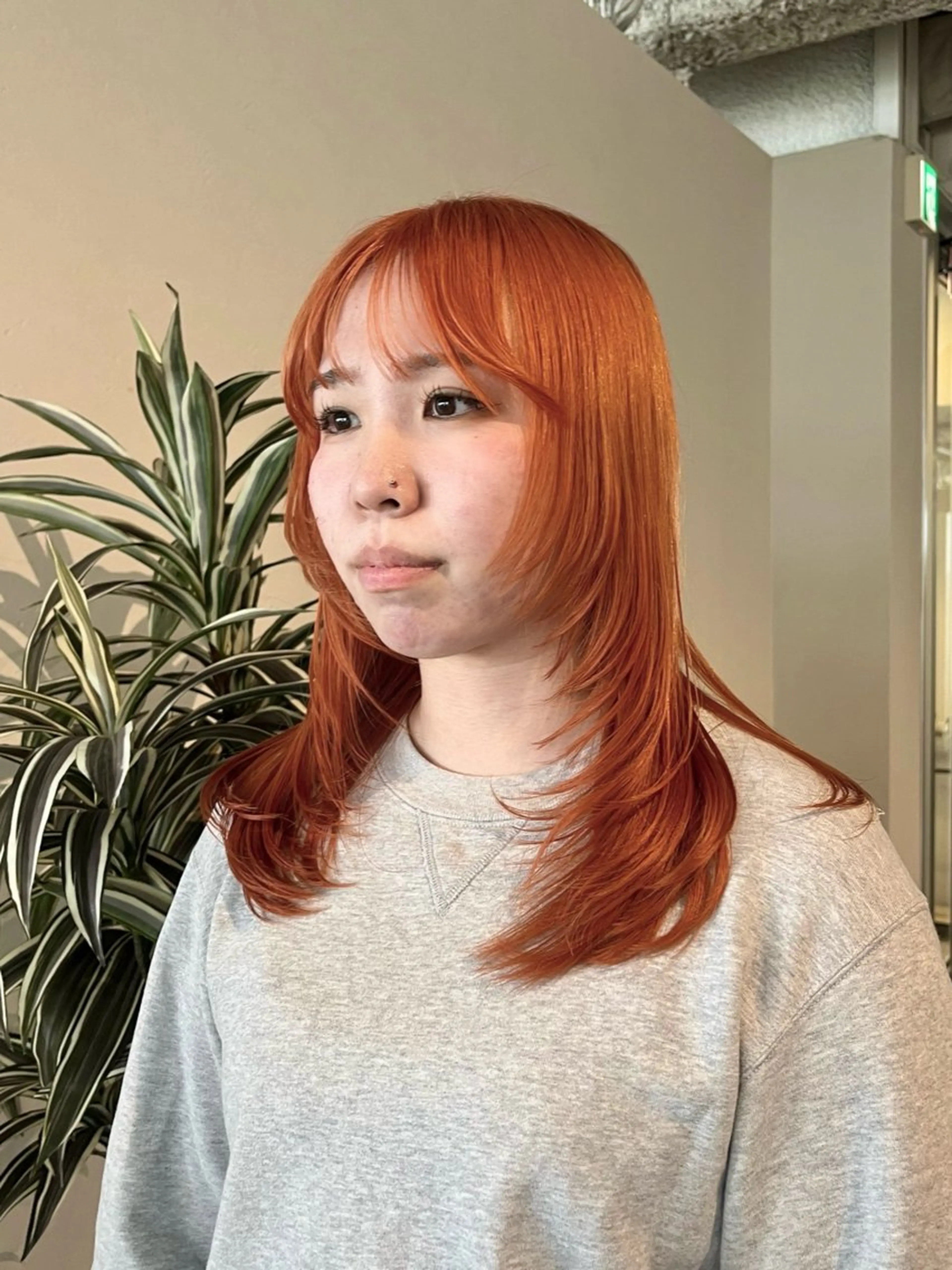 ミディアム カラー オレンジ レイヤーカット カット ヘアカラー トリートメント 桃果 momokaのヘアスタイル