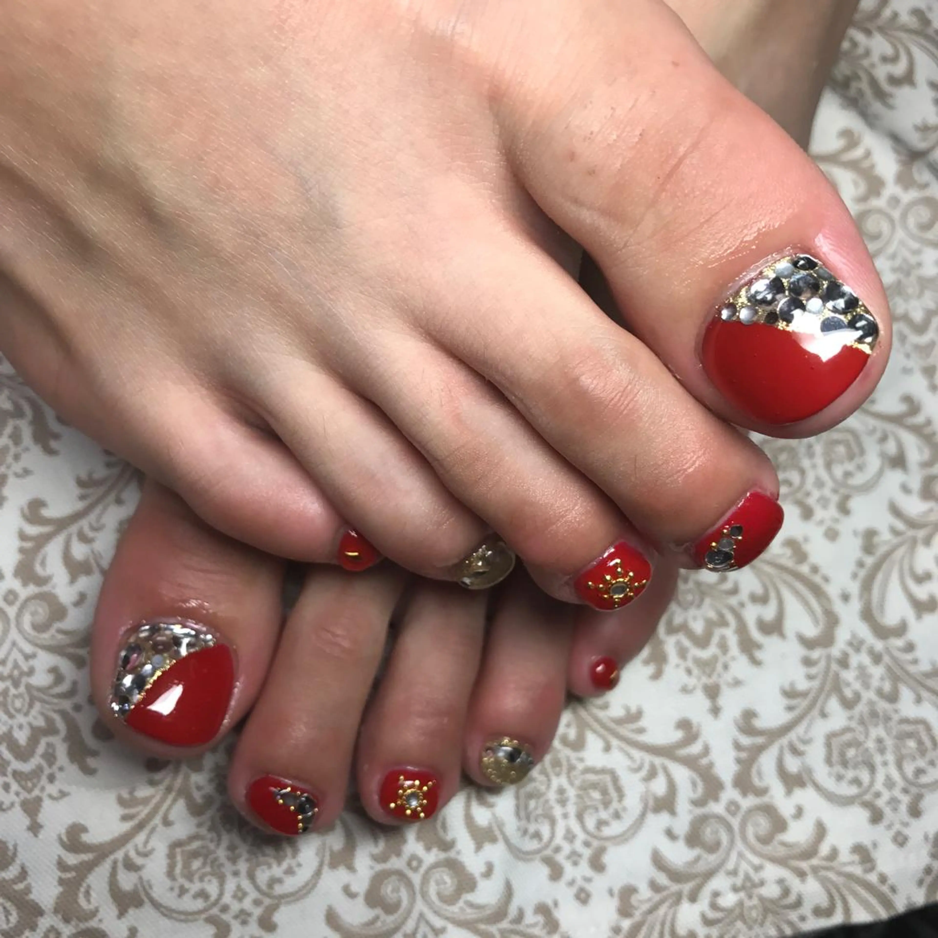 ネイル アートネイル フットネイル ゴージャス キラキラネイル 赤色 COCO+所属・COCO +のエステ・リラクイメージ