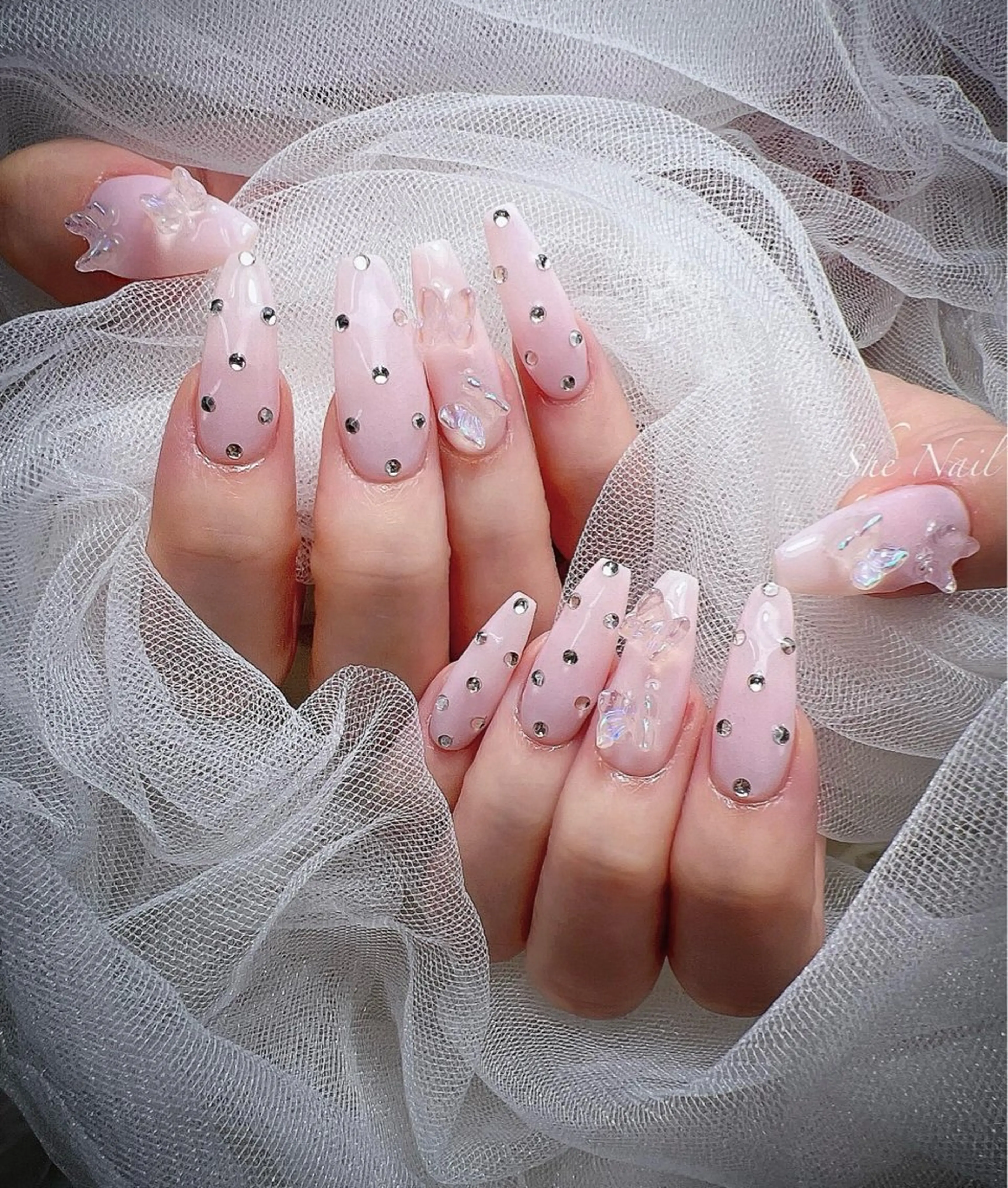 ネイル チークネイル 長さ出し フラッシュネイル グラデーション ラメ(グリッター) ハンドネイル She   Nail所属・ISA_ BELLAのネイルデザイン