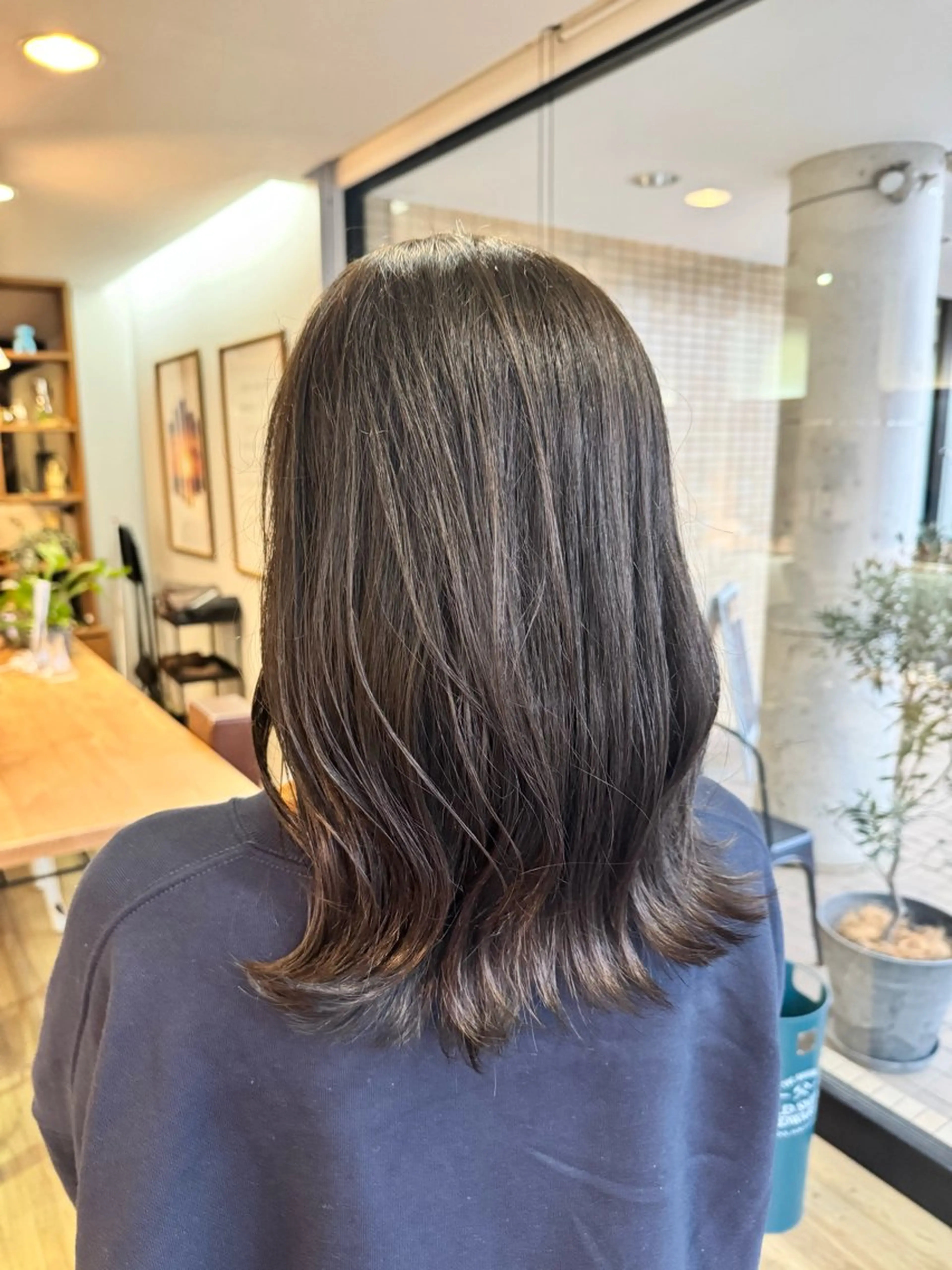 ロング カラー ベージュカラー オリーブベージュ ヘアカラー トリートメント ツキダテ ユイのヘアスタイル