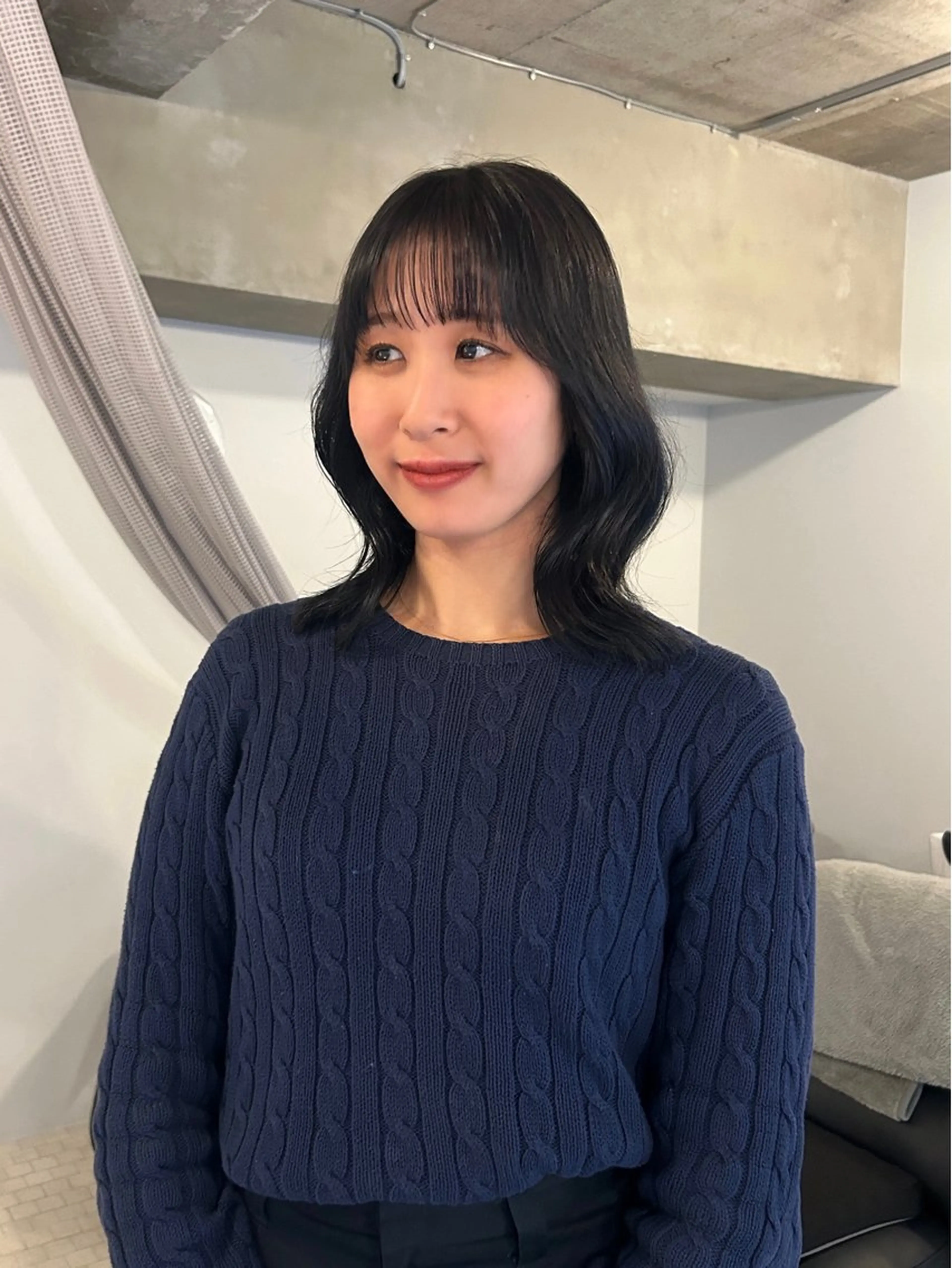 ミディアム カラー 黒髪 ブルーカラー ブルーブラック SHISEI所属・小野 明日香のヘアスタイル