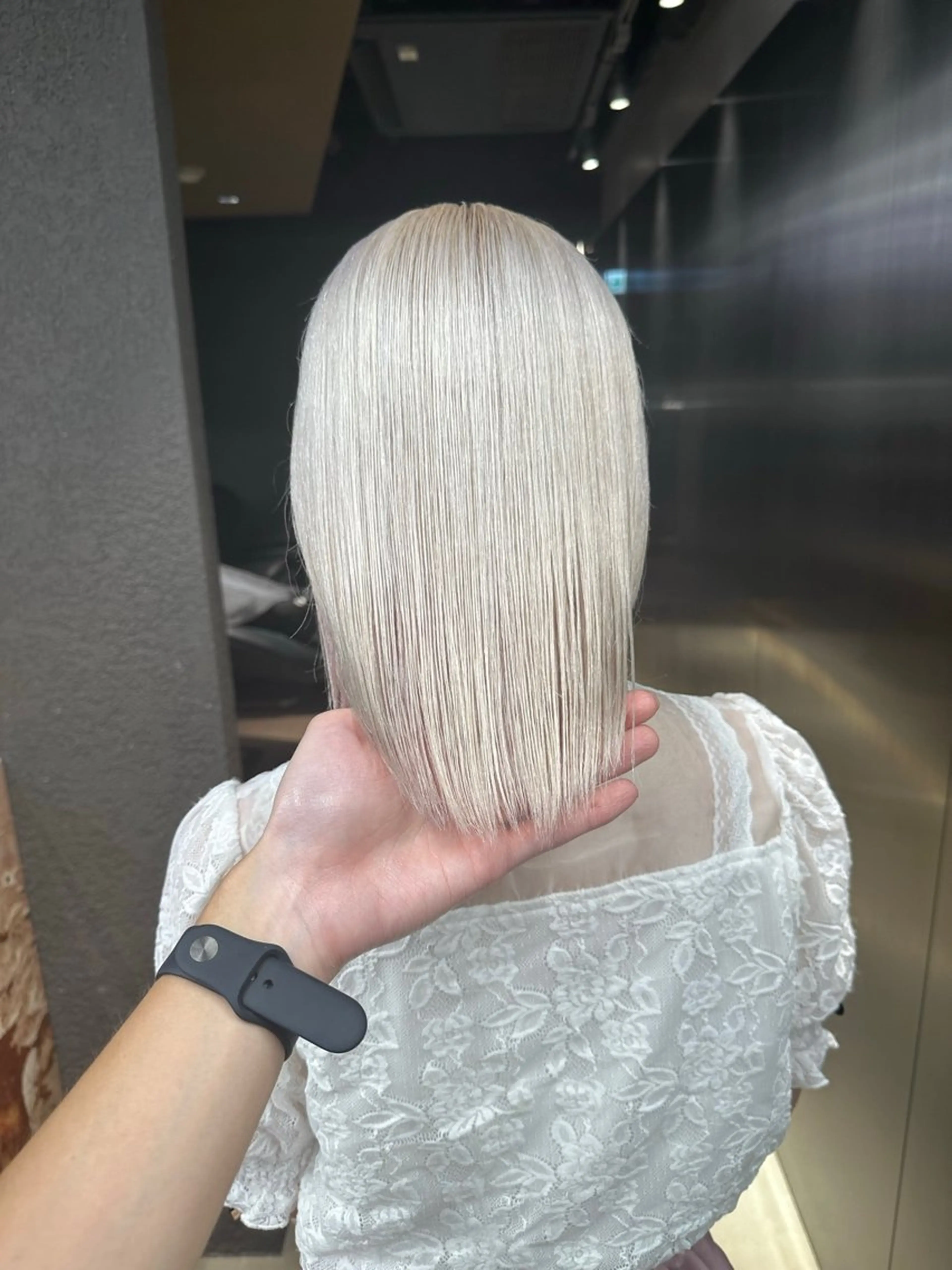 ショート カラー シルバー ホワイトシルバー ヘアカラー トリートメント 鈴木/ミルクティー/ ブリーチ/ボブ/のヘアスタイル