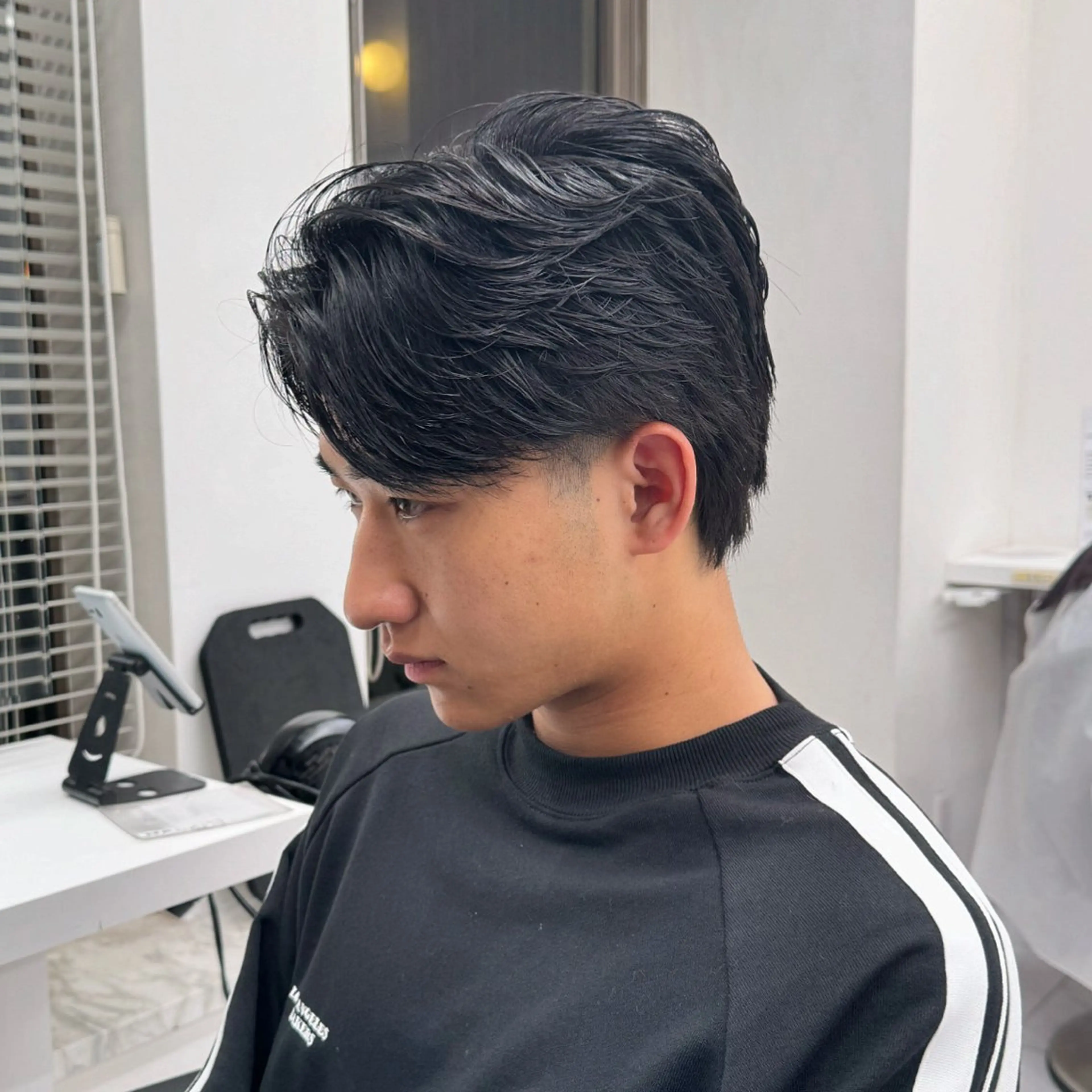 ミディアム パーマ ヘアアレンジ メンズ ミディアムパーマ フェザーパーマ メンズパーマ ヘアカラー パーマ トリートメント ヘアセット 艶カラー の達人のヘアスタイル