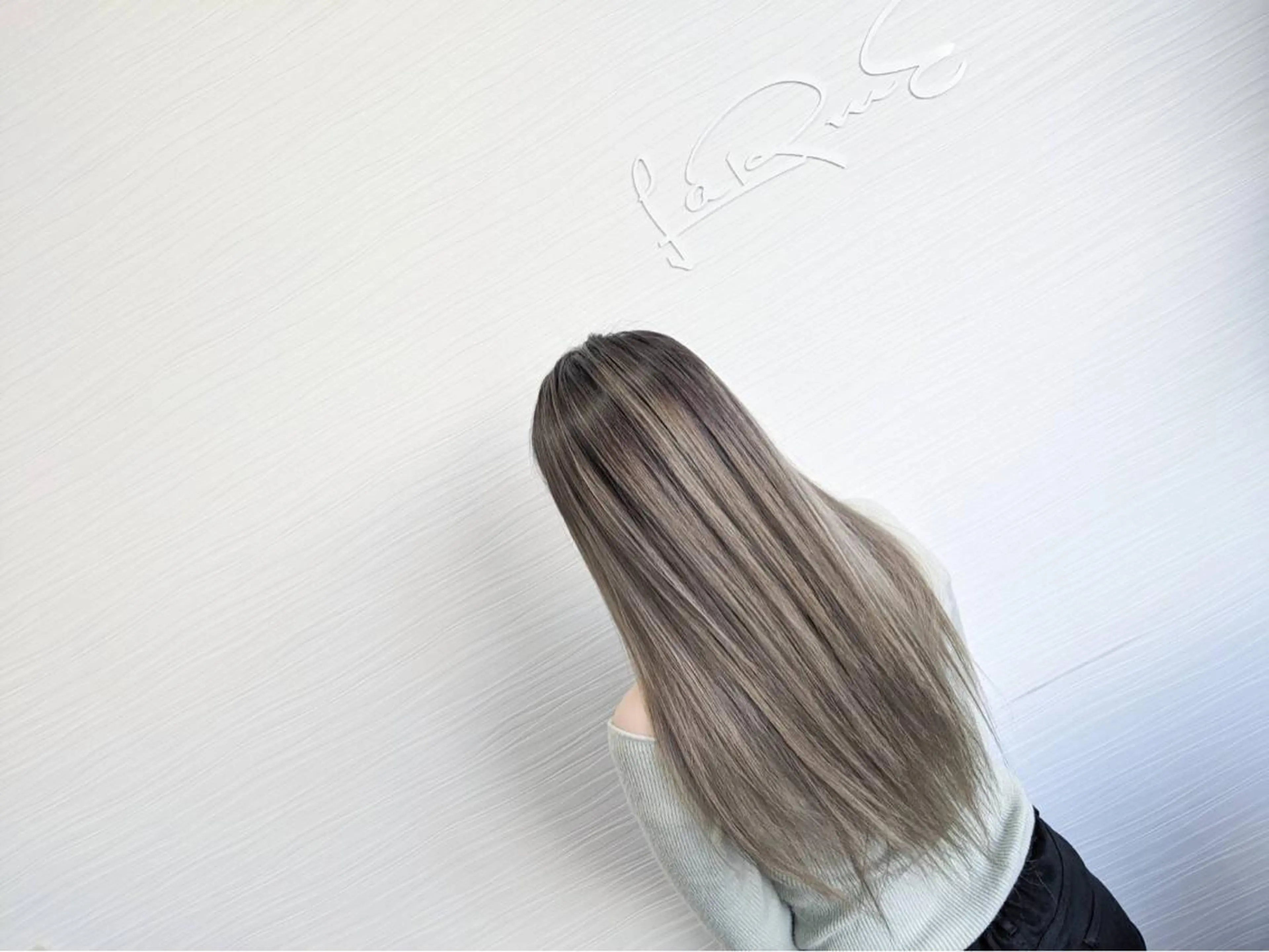 ロング カラー ブリーチ カット ヘアカラー LaRmE Ayumi.のヘアスタイル