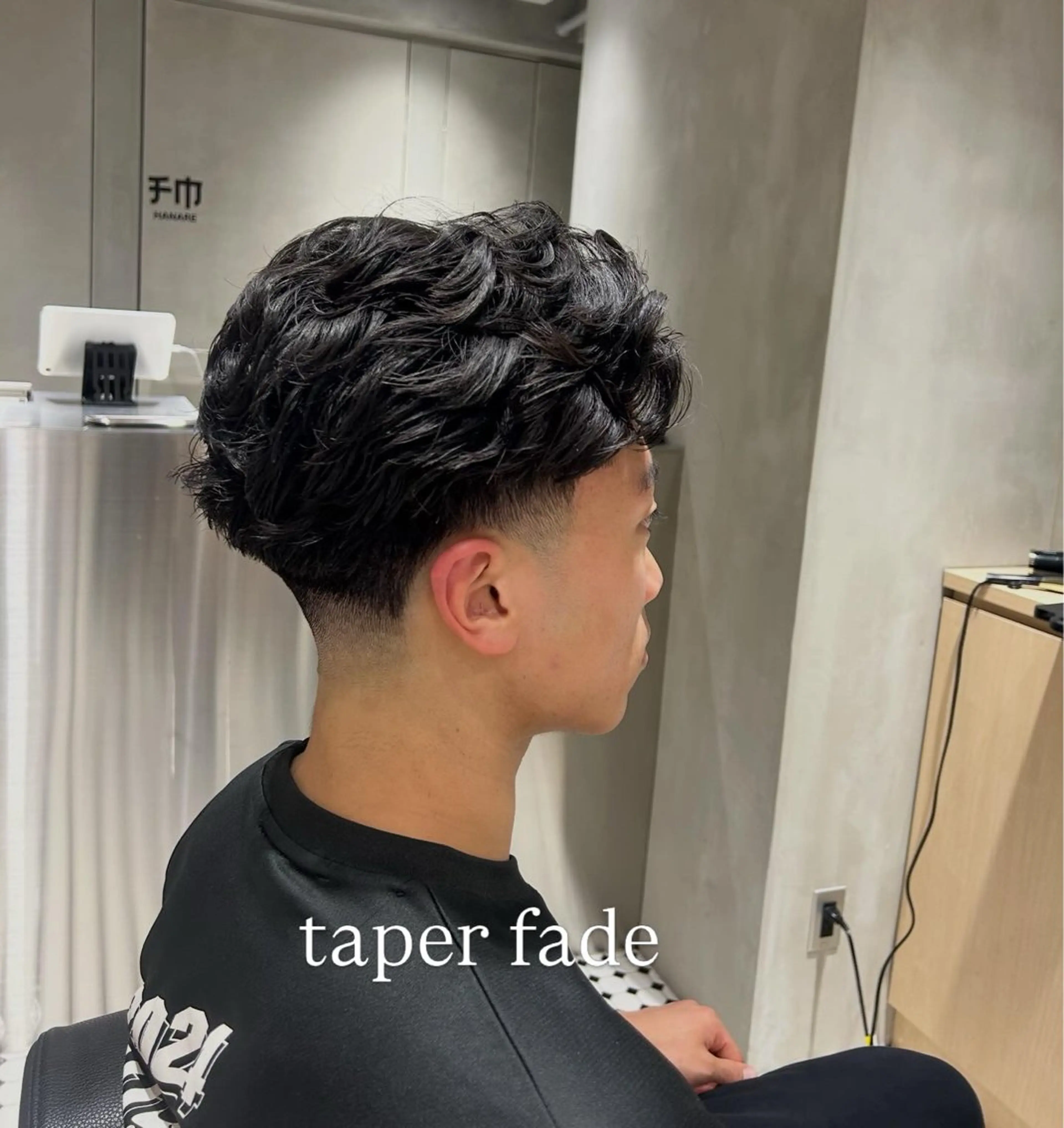 ミディアム パーマ メンズ ミディアムパーマ フェードカット フェザーパーマ メンズパーマ カット パーマ 【明大前フェード/ メンズパーマ/岳】のヘアスタイル