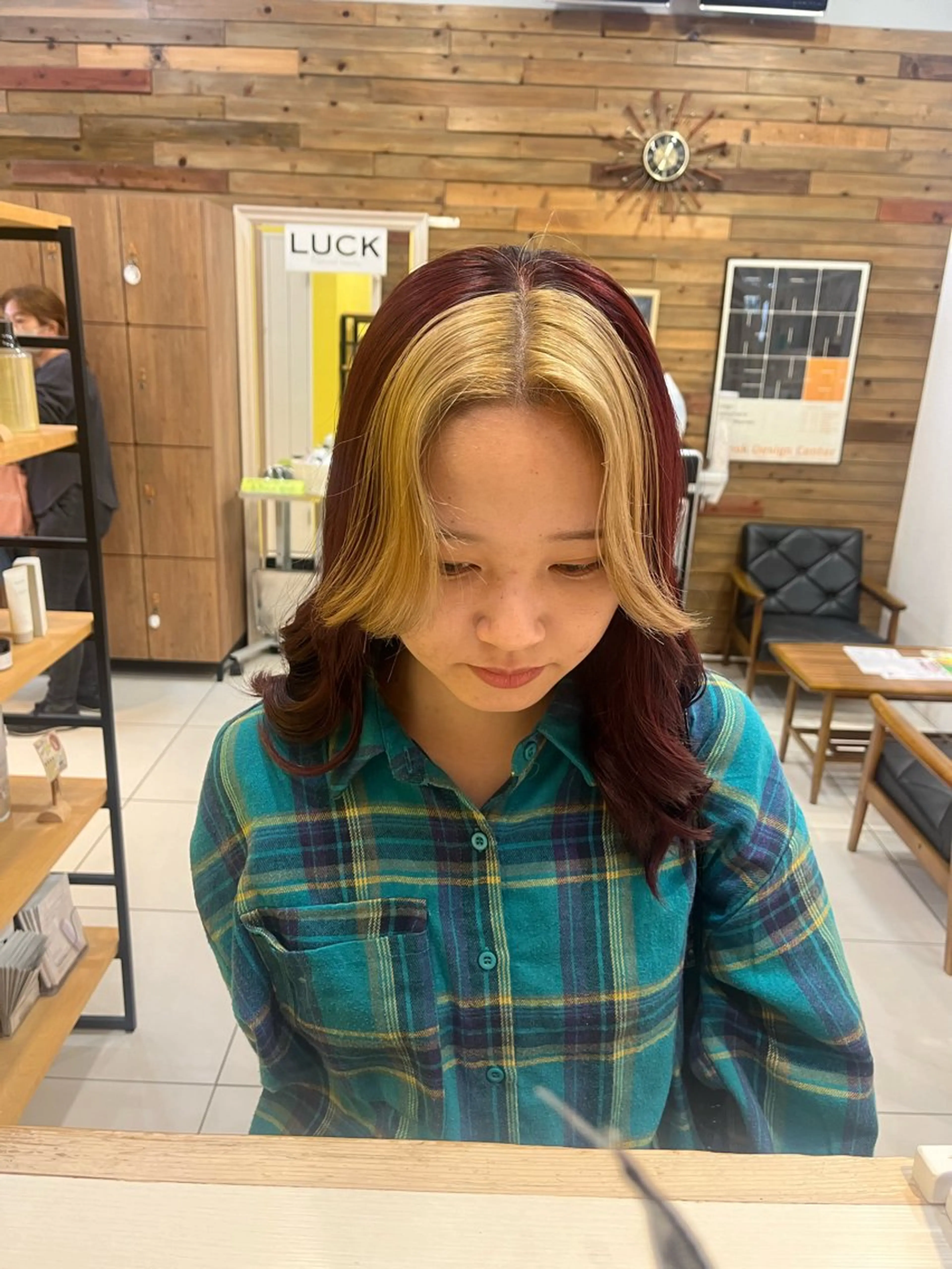 カラー ヘアカラー らいむ/暖色/ルーツ /イヤリングカラーのヘアスタイル