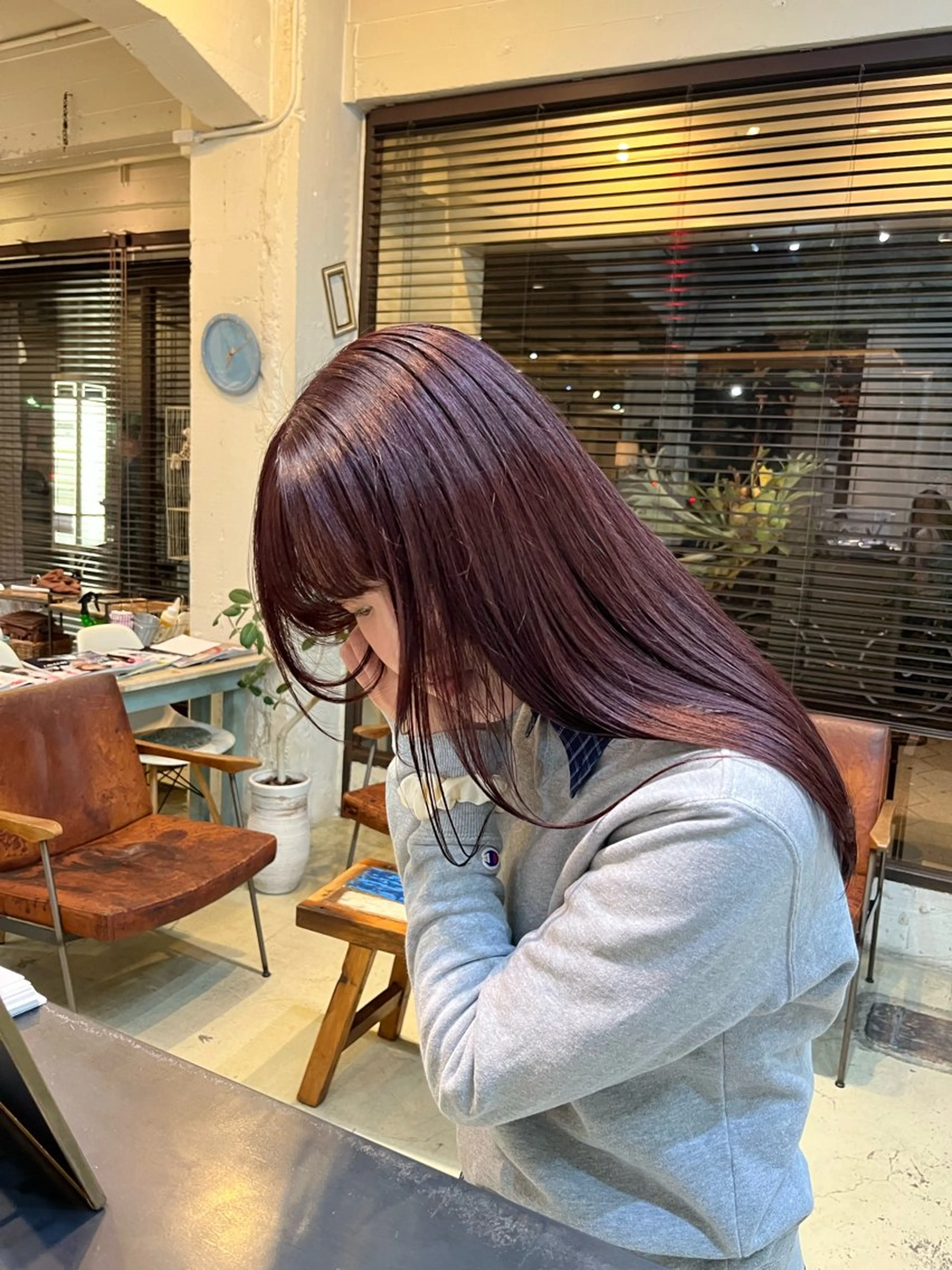 セミロング パープルカラー ヘアカラー 三浦 ふたばのヘアスタイル