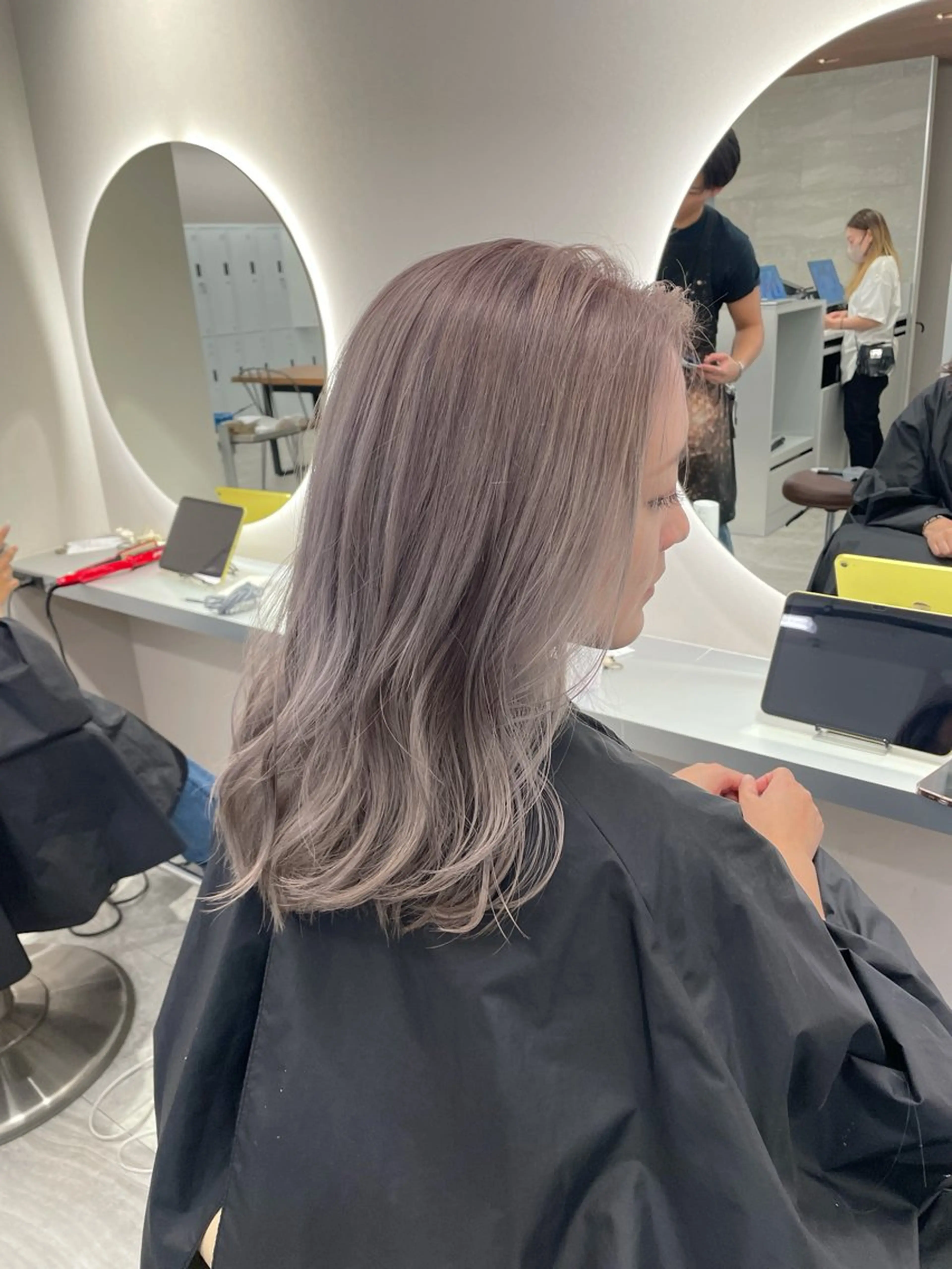 セミロング ヘアカラー 🦋MAHO🦋 デザインカラーのヘアスタイル