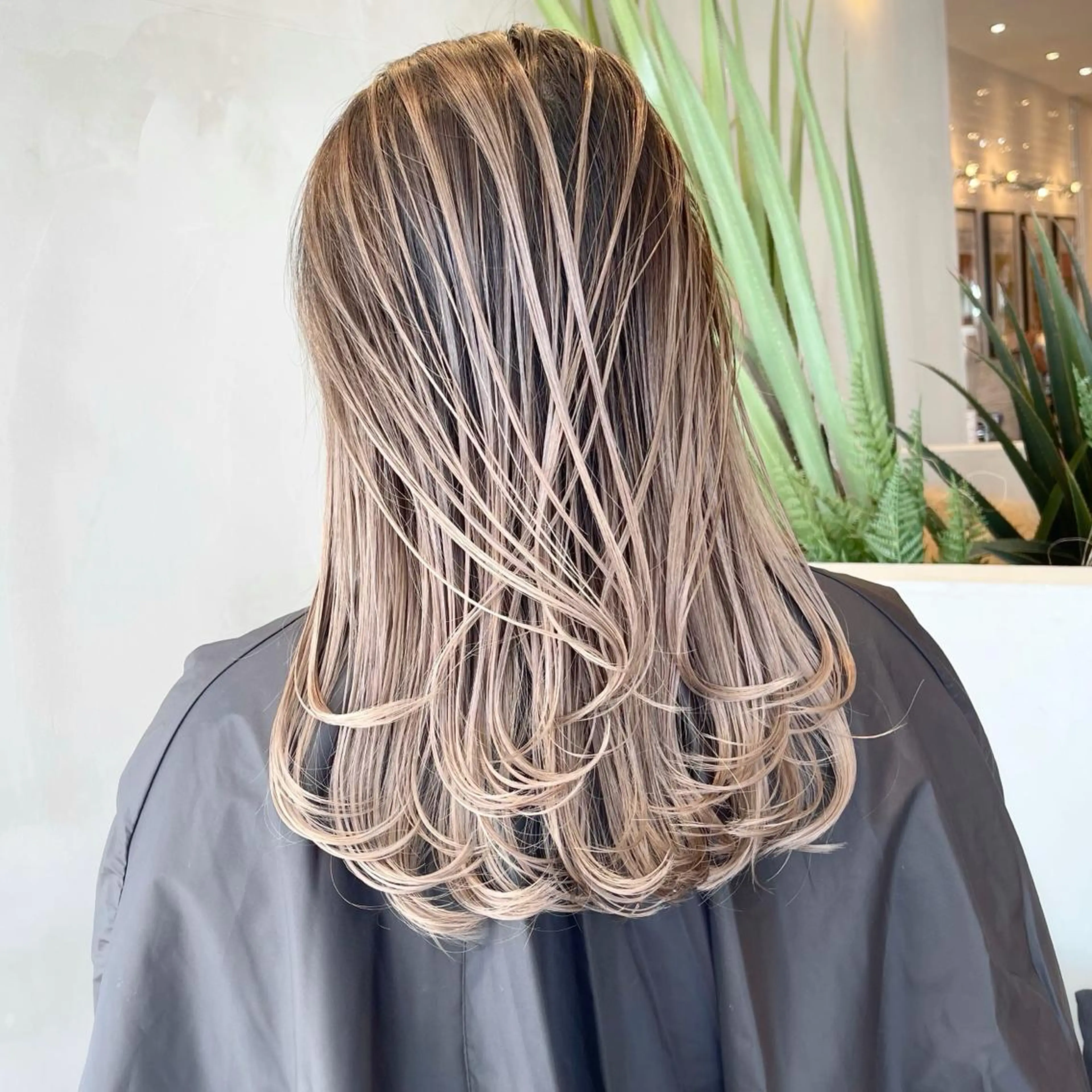 ミディアム カラー ヘアアレンジ バレイヤージュ デザインカラー ハイライトカラー 外国人風カラー ハイライト カット ヘアカラー トリートメント アンドウ ユウ/ レイヤーカット/韓国のヘアスタイル