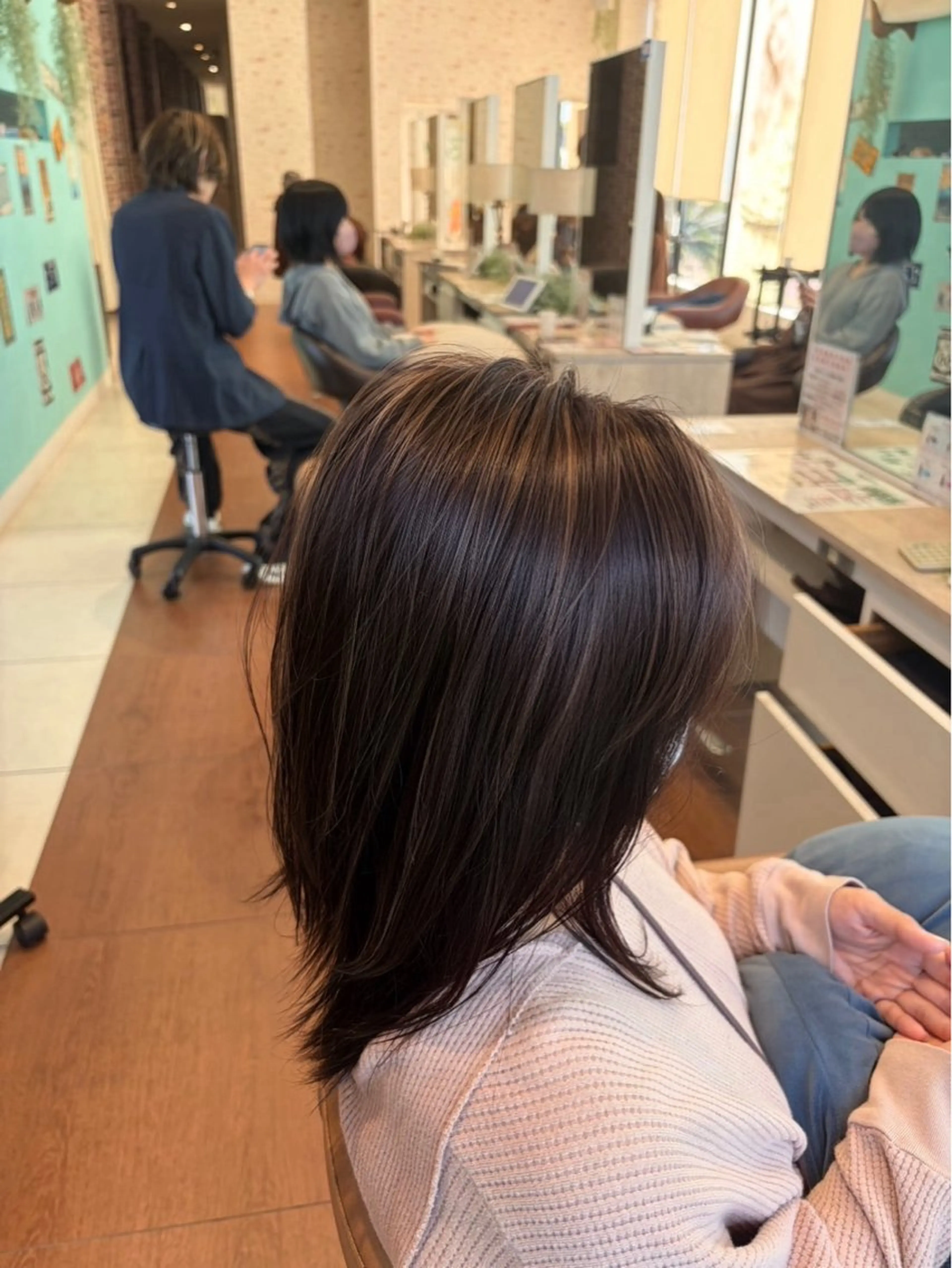 [話題の白髪ぼかし]ハイライト×艶カラー×トリートメントの写真